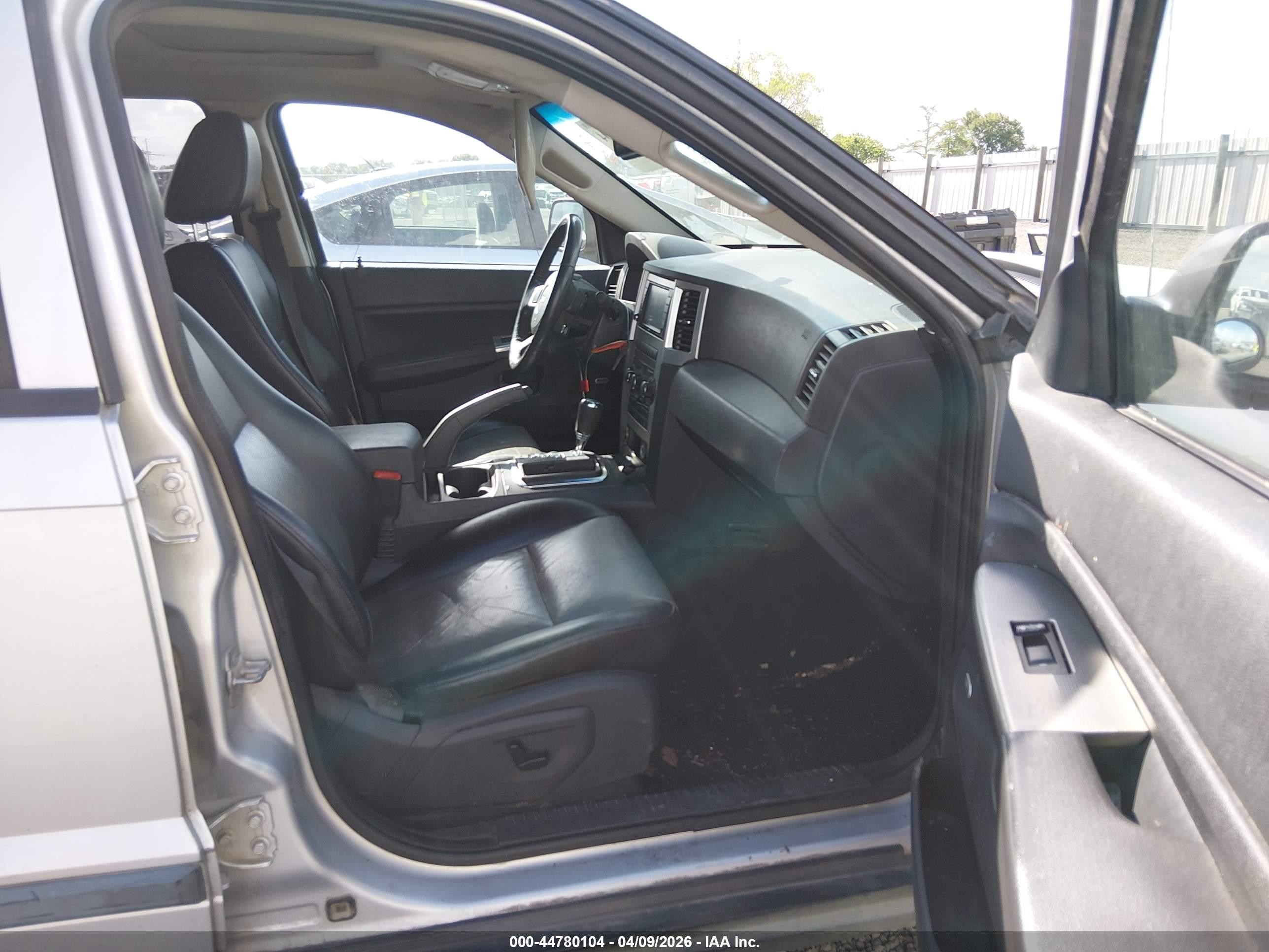 2008 Jeep Grand Cherokee Laredo Silver vin: 1J8HS48N48C150992