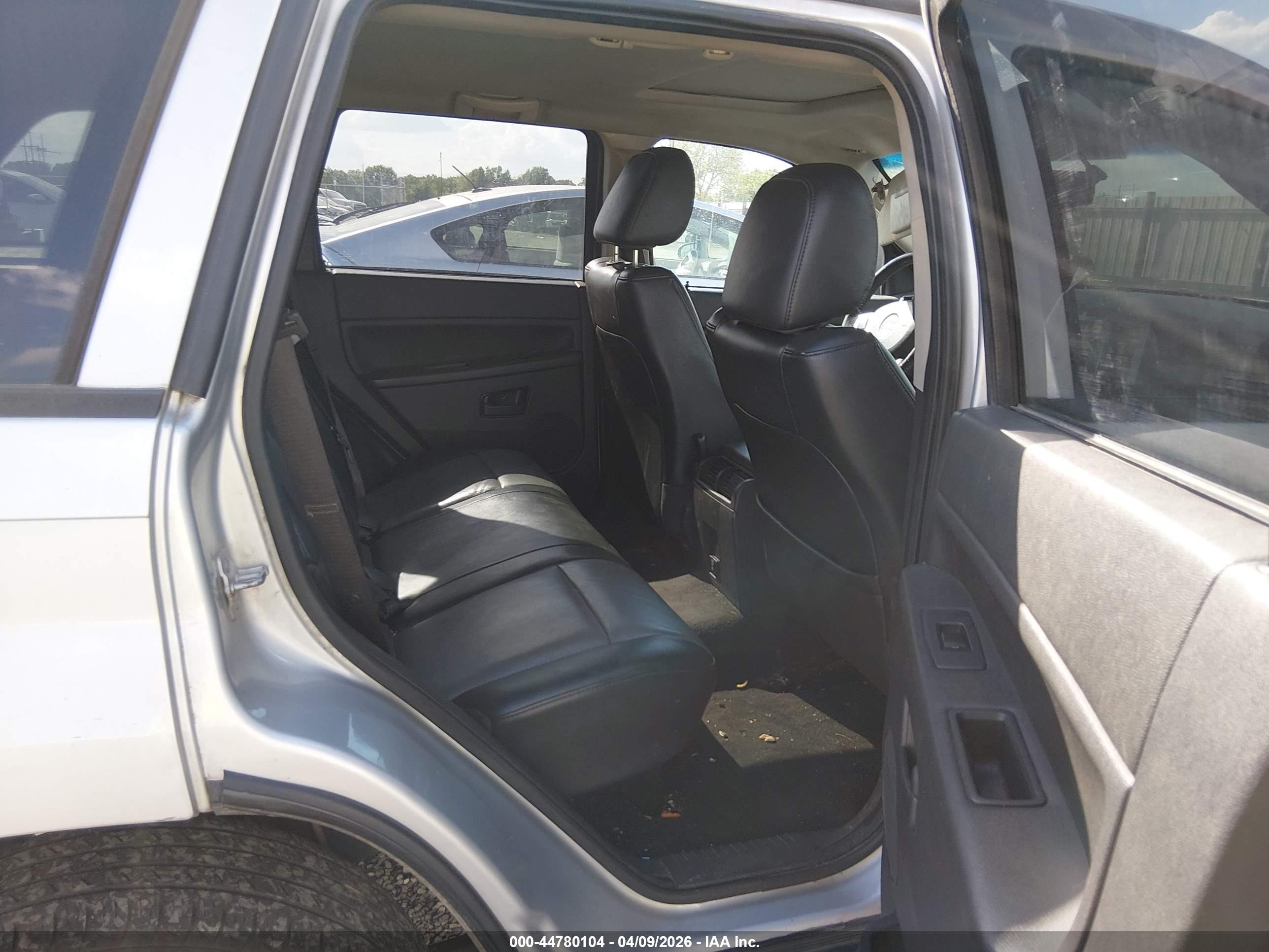 2008 Jeep Grand Cherokee Laredo Silver vin: 1J8HS48N48C150992