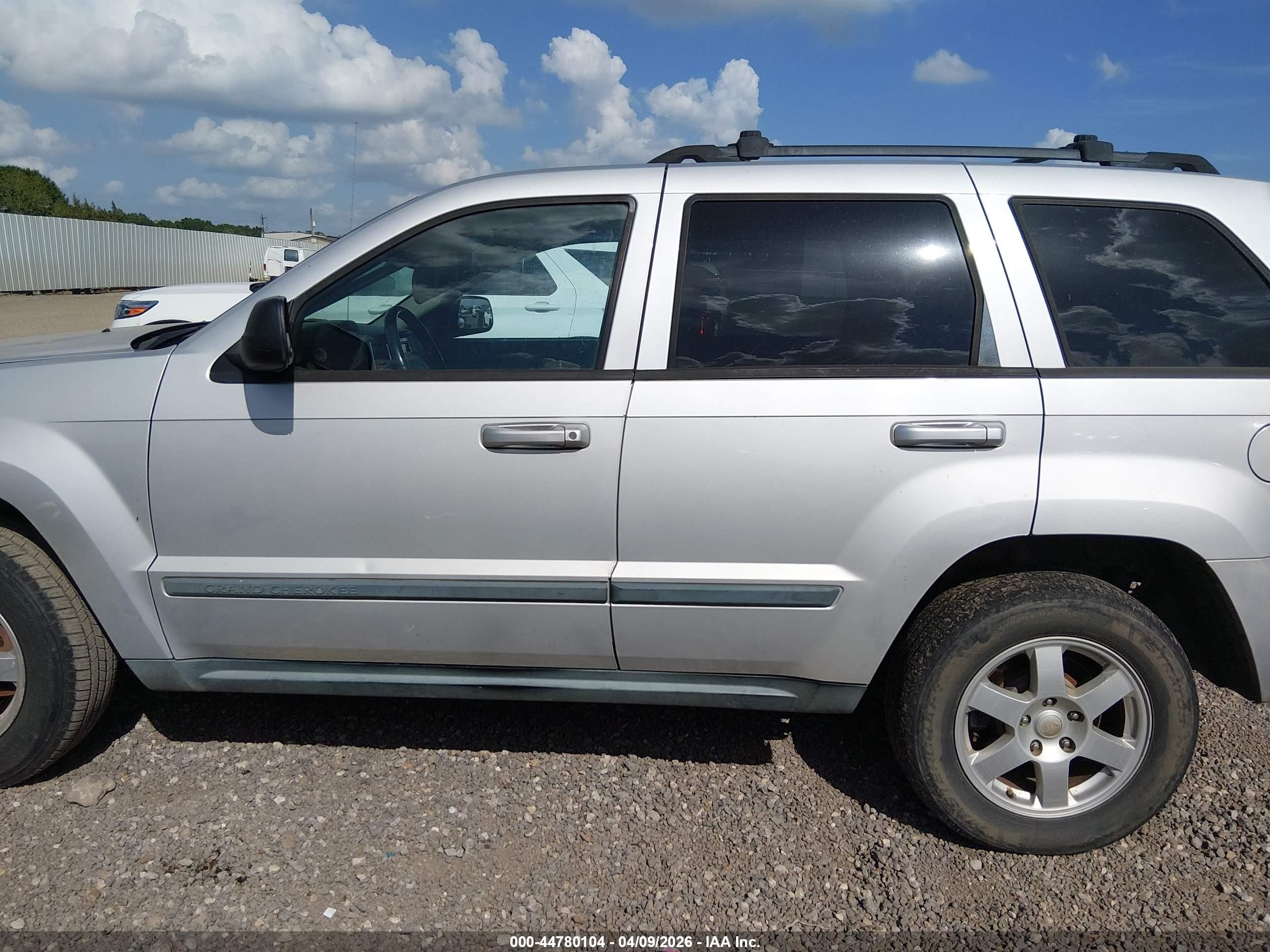 2008 Jeep Grand Cherokee Laredo Silver vin: 1J8HS48N48C150992