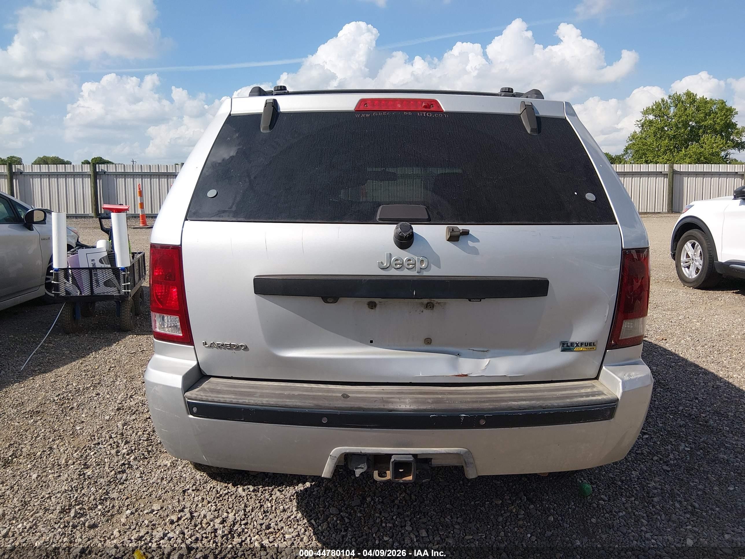 2008 Jeep Grand Cherokee Laredo Silver vin: 1J8HS48N48C150992