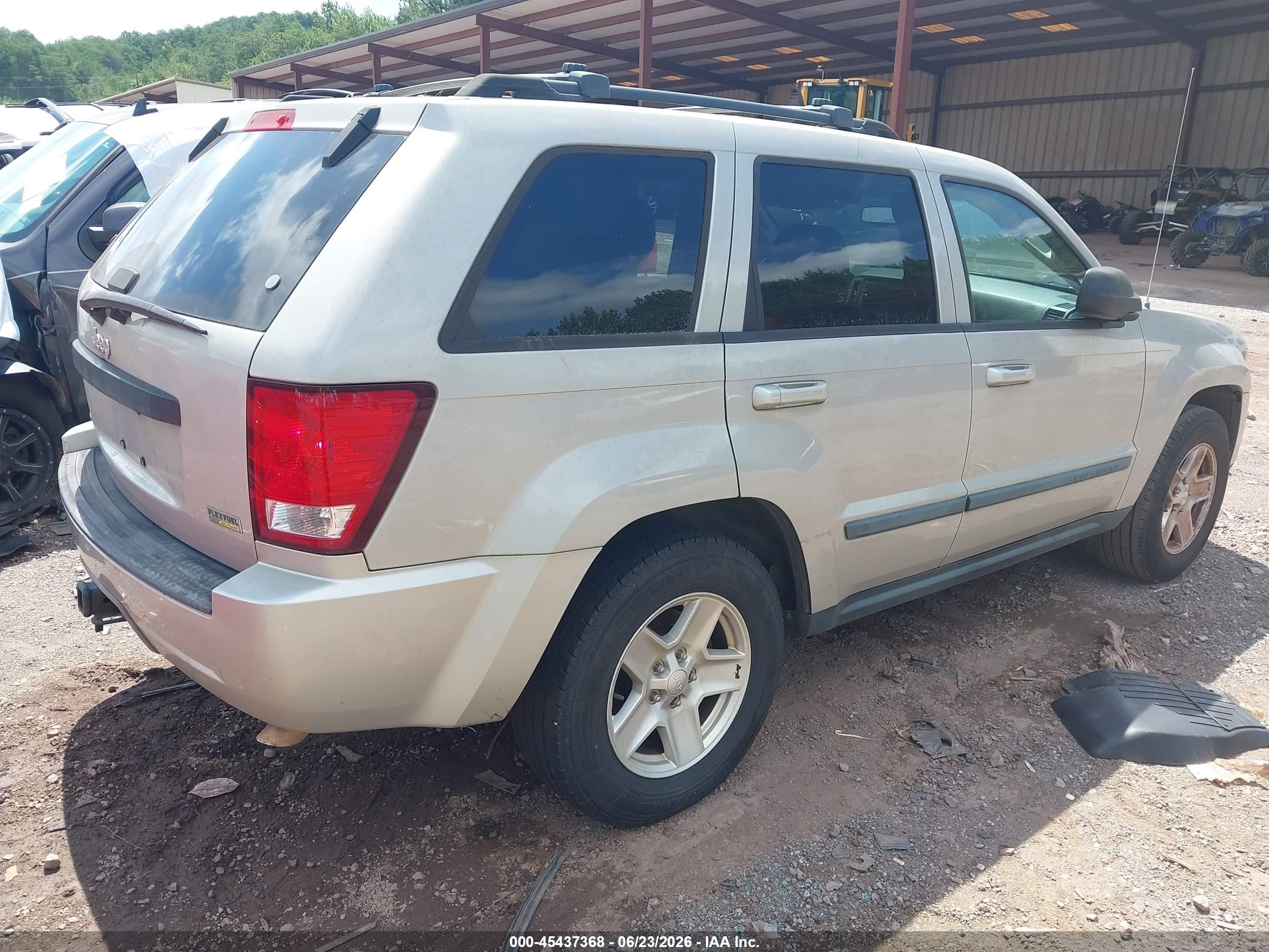 2008 Jeep Grand Cherokee Laredo Silver vin: 1J8HS48N78C168516