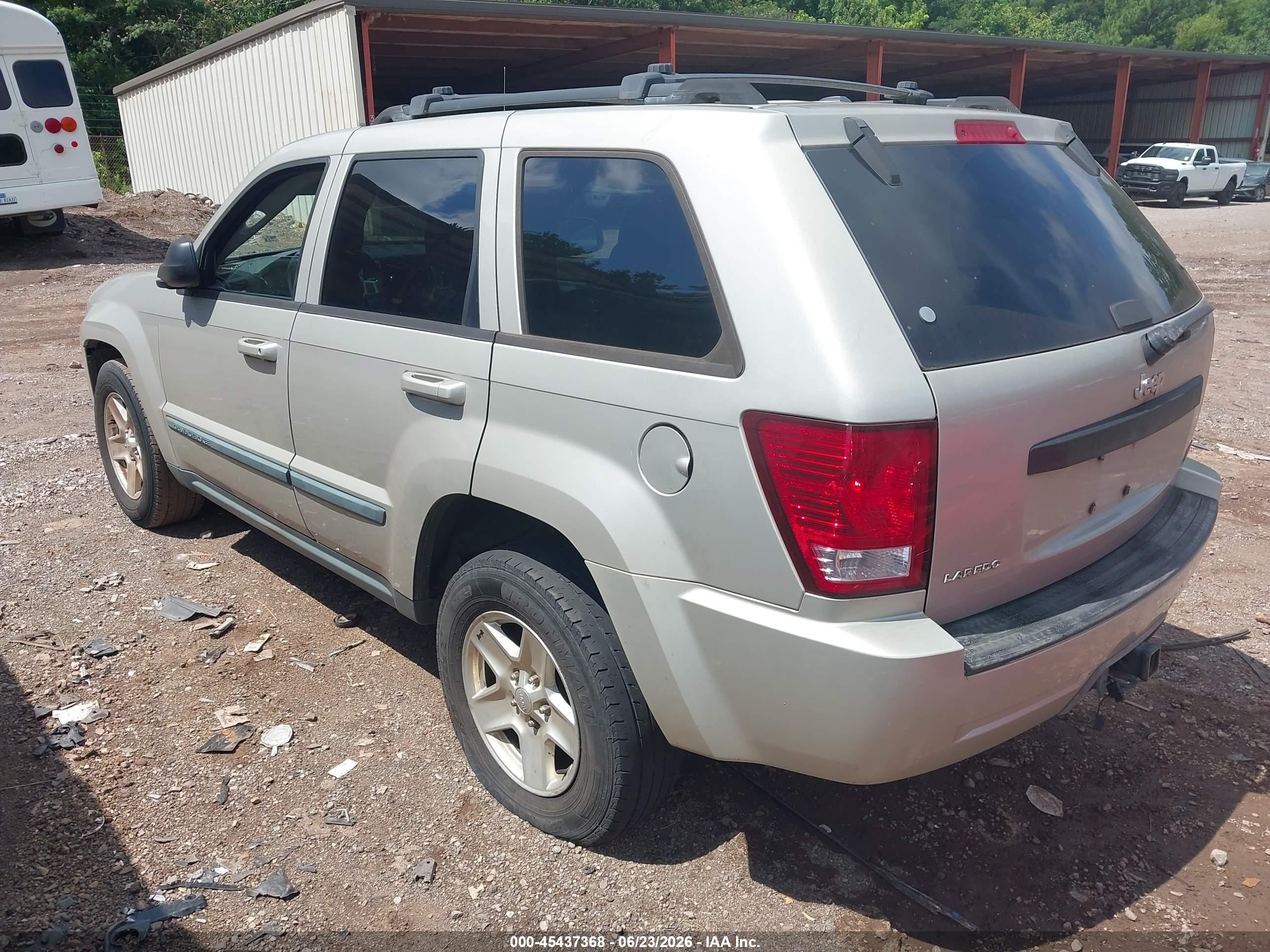 2008 Jeep Grand Cherokee Laredo Silver vin: 1J8HS48N78C168516