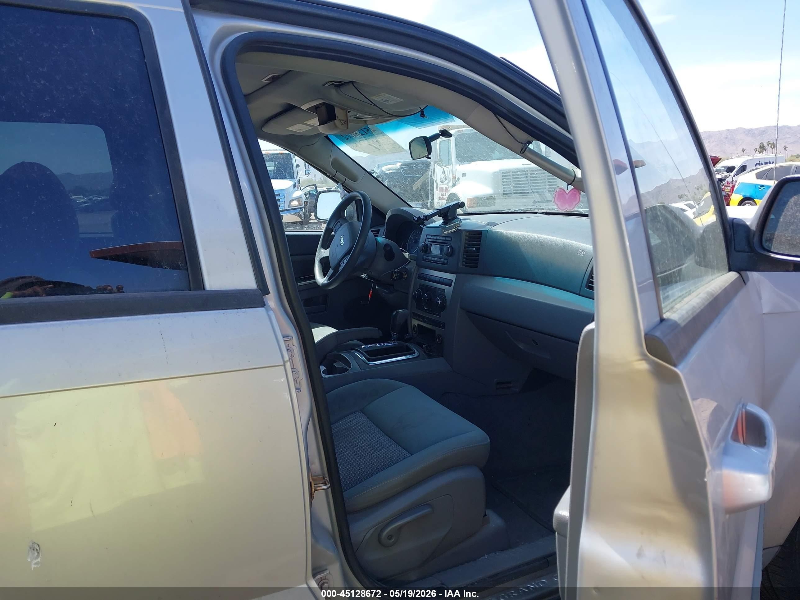 2007 Jeep Grand Cherokee Laredo Silver vin: 1J8HS48P87C635474