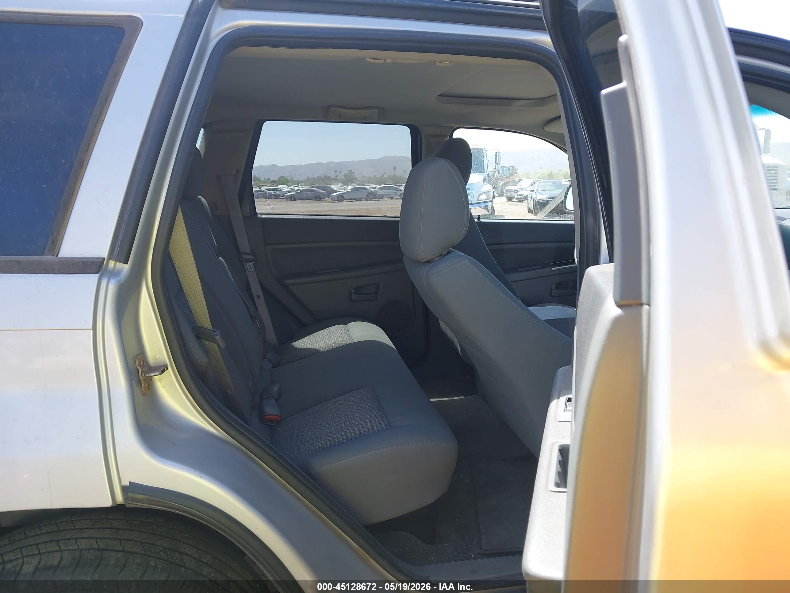 2007 Jeep Grand Cherokee Laredo Silver vin: 1J8HS48P87C635474
