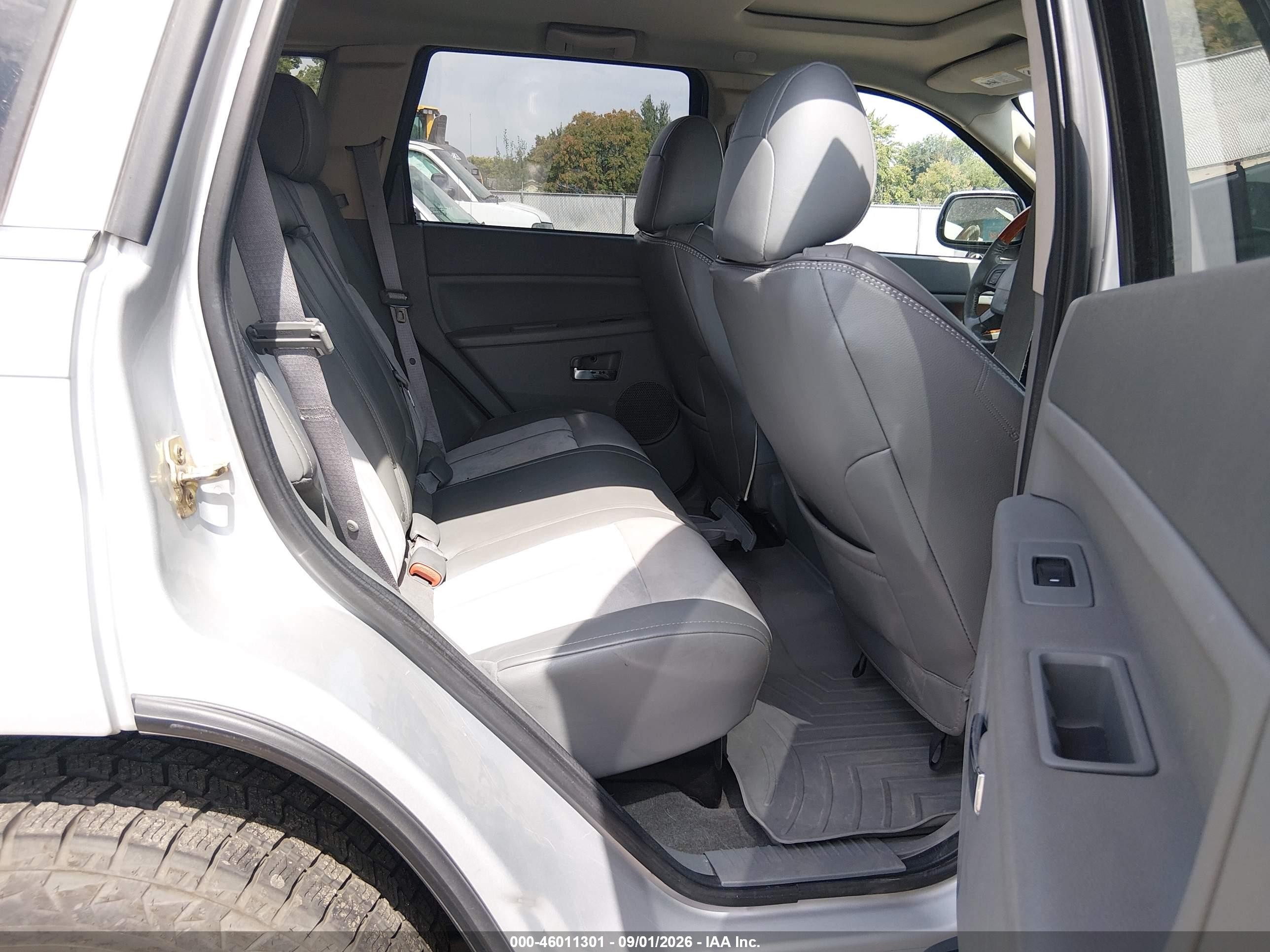 2006 Jeep Grand Cherokee Overland Silver vin: 1J8HS68246C251853