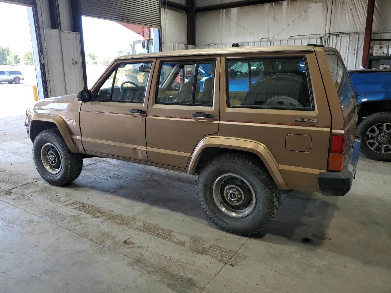 1988 Jeep Cherokee Pioneer Gold vin: 1JCML7821JT109315