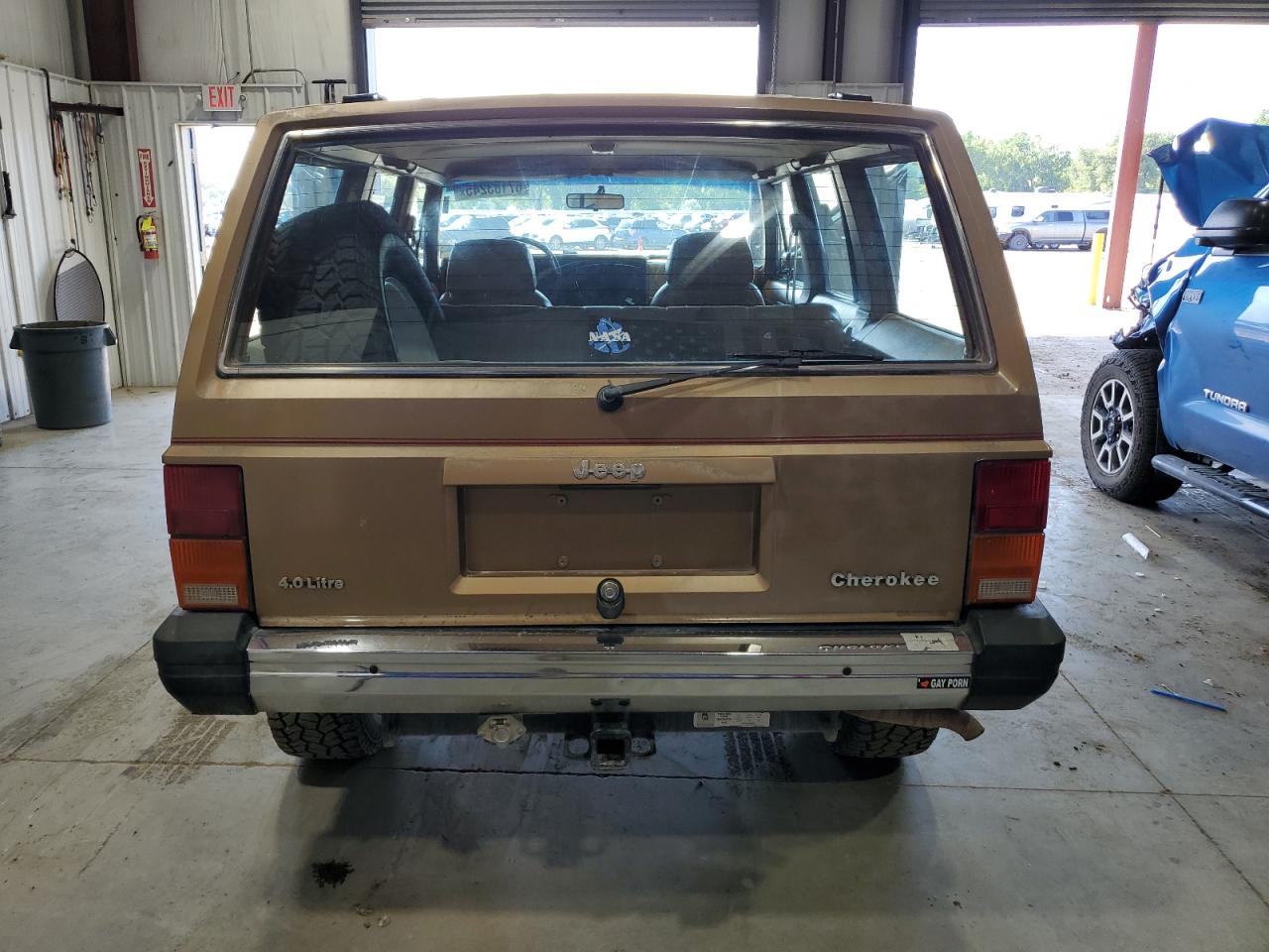 1988 Jeep Cherokee Pioneer Gold vin: 1JCML7821JT109315