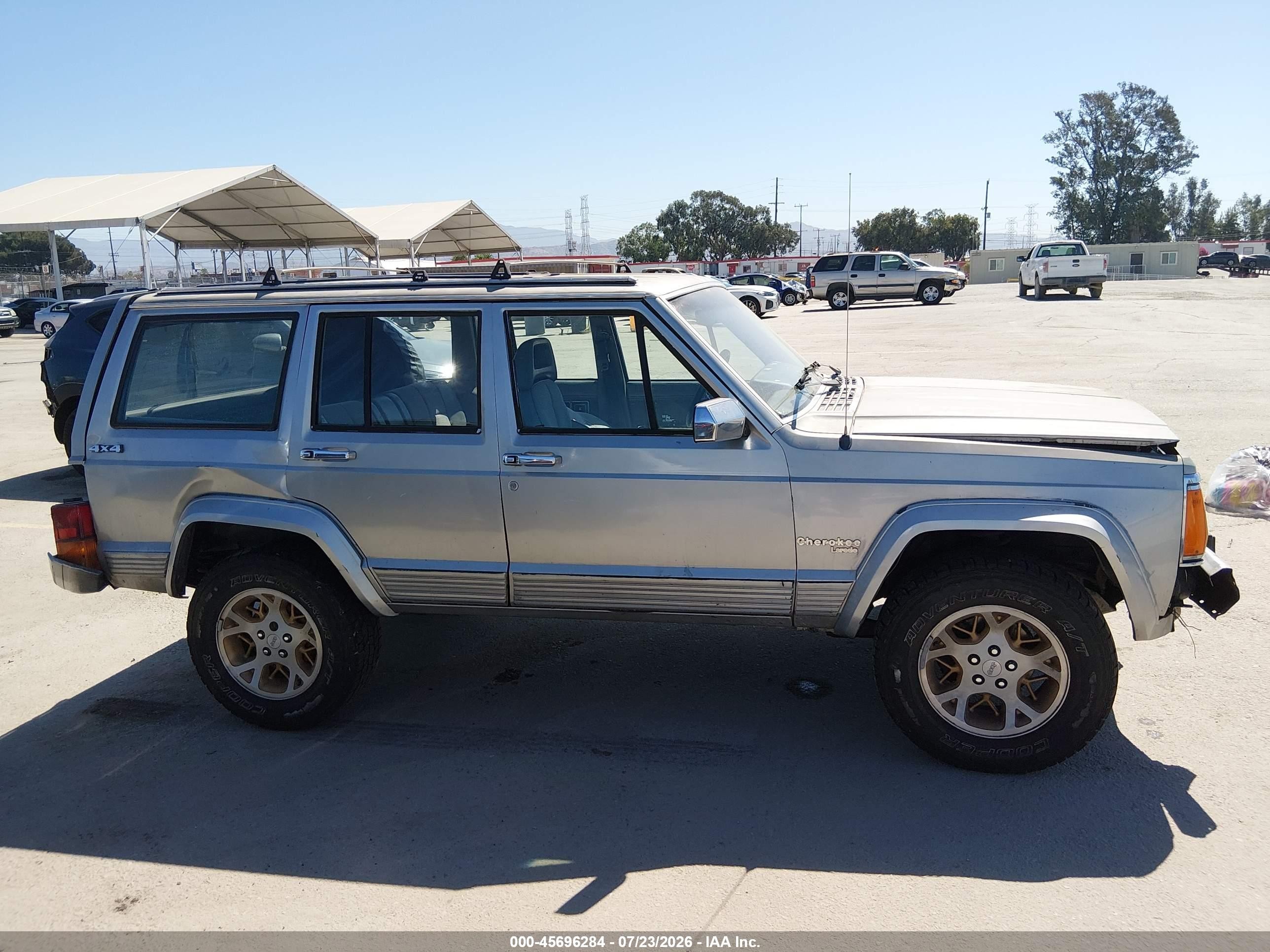 1988 Jeep Cherokee Laredo Silver vin: 1JCMR7847JT139595