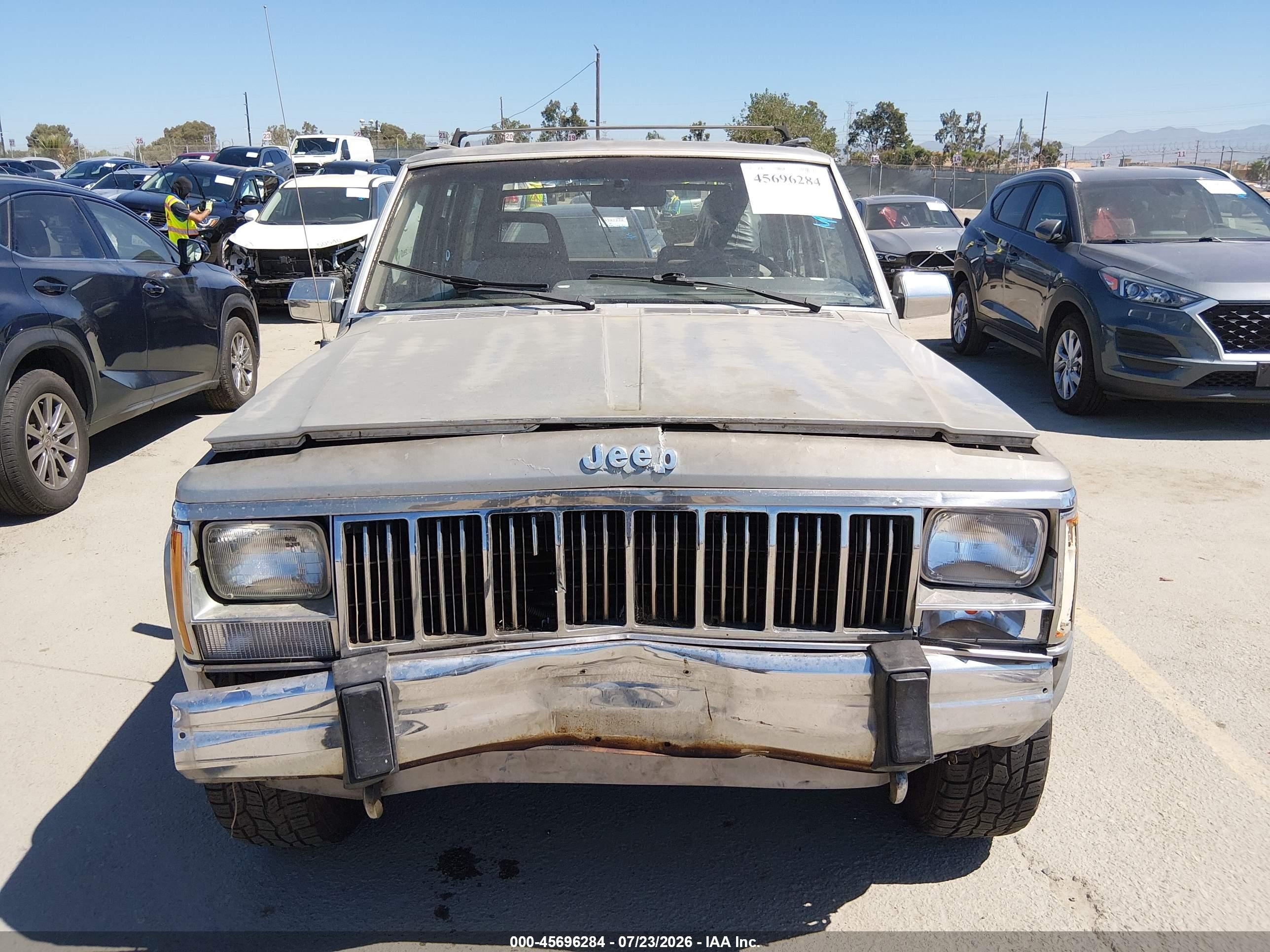 1988 Jeep Cherokee Laredo Silver vin: 1JCMR7847JT139595