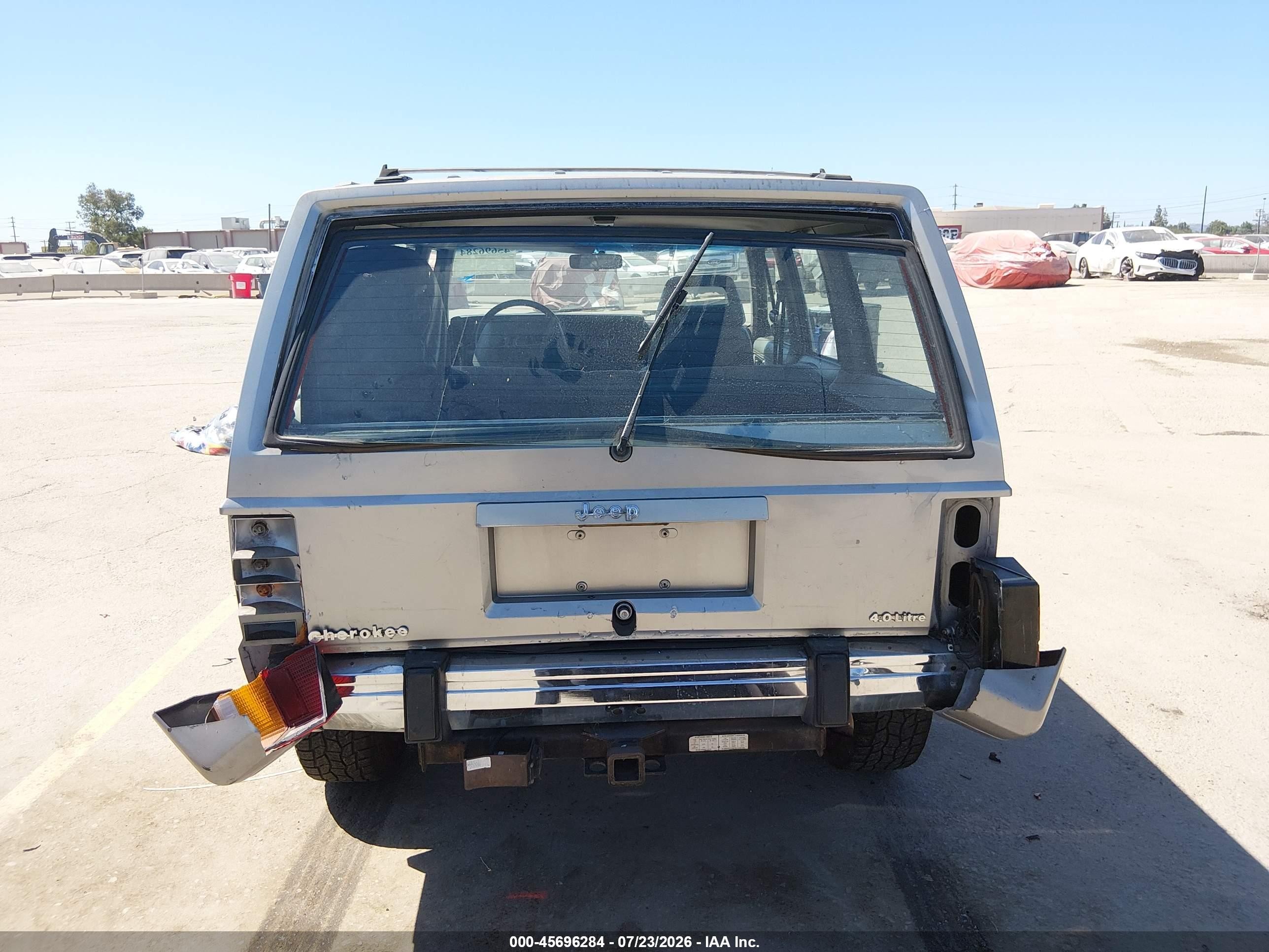 1988 Jeep Cherokee Laredo Silver vin: 1JCMR7847JT139595