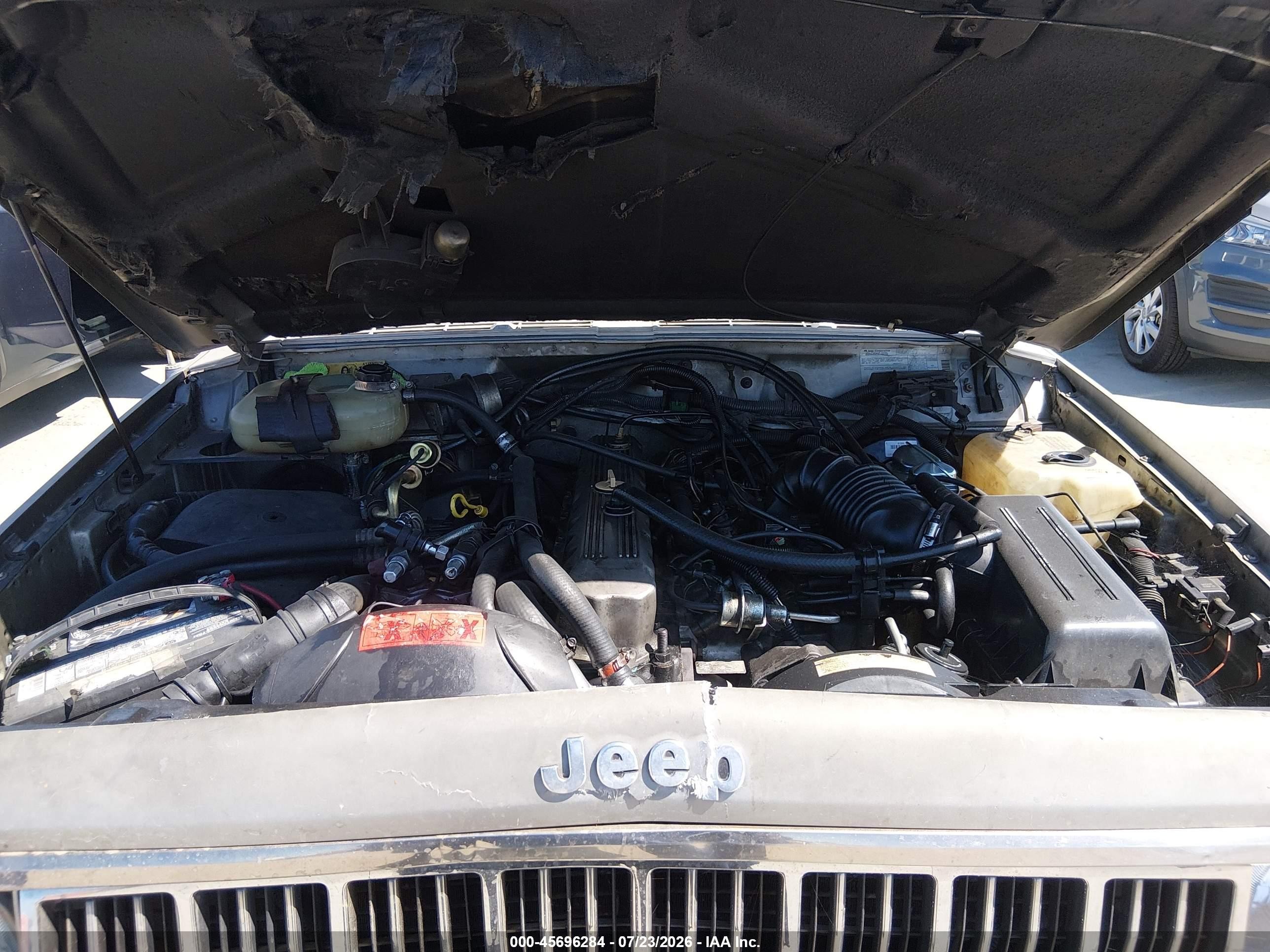 1988 Jeep Cherokee Laredo Silver vin: 1JCMR7847JT139595