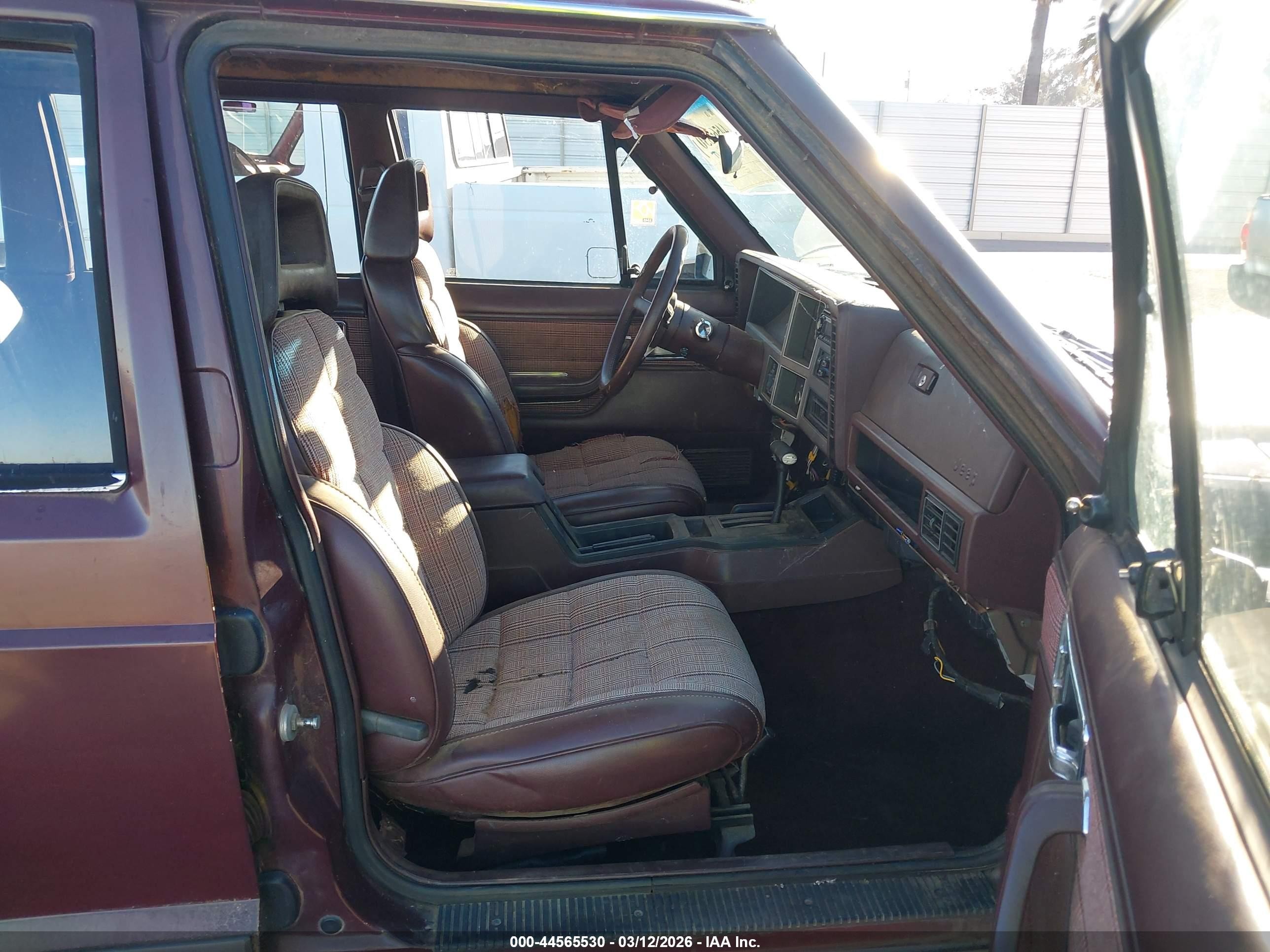 1988 Jeep Cherokee Laredo Burgundy vin: 1JCMT7842JT132829