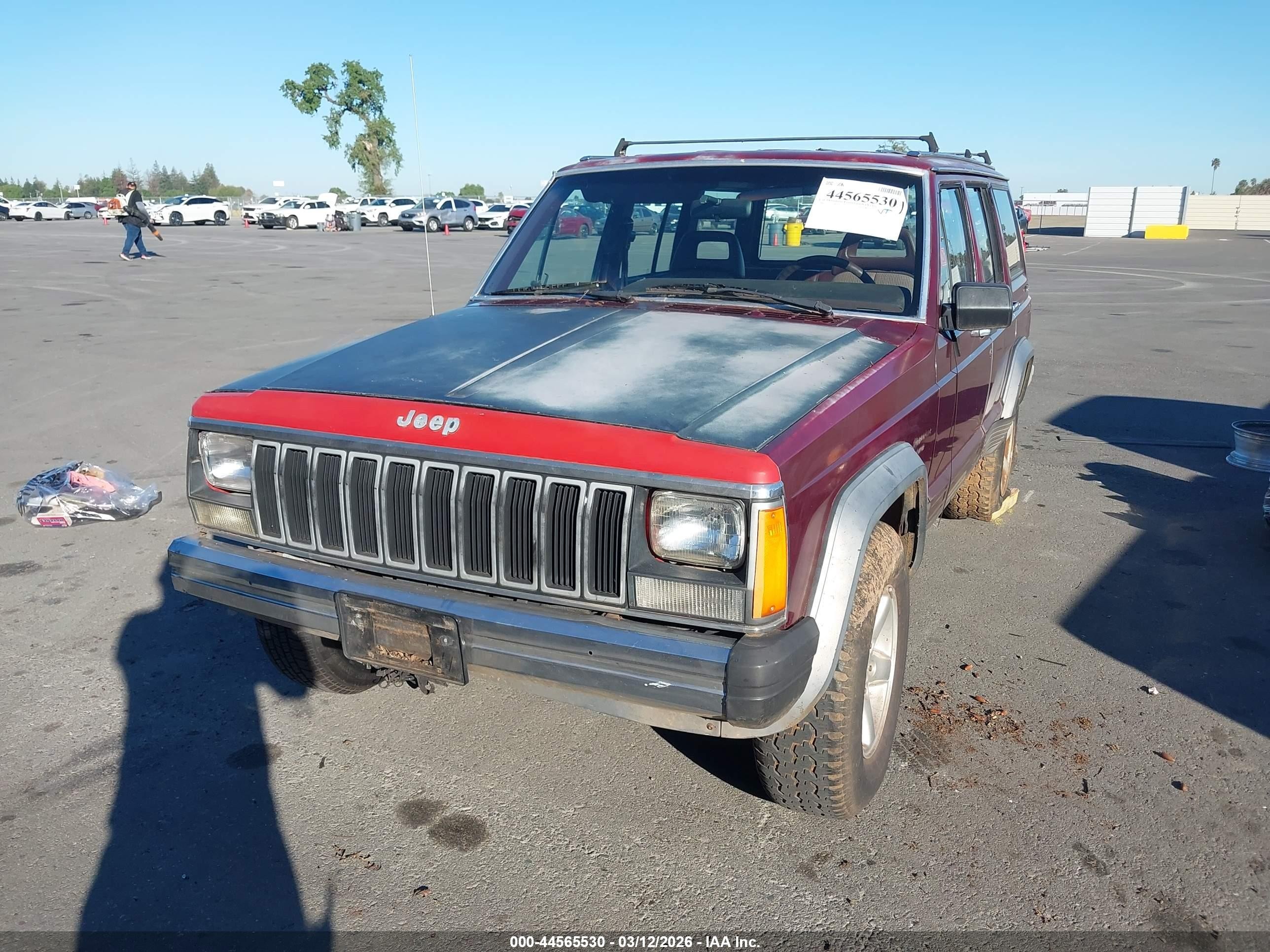 1988 Jeep Cherokee Laredo Burgundy vin: 1JCMT7842JT132829