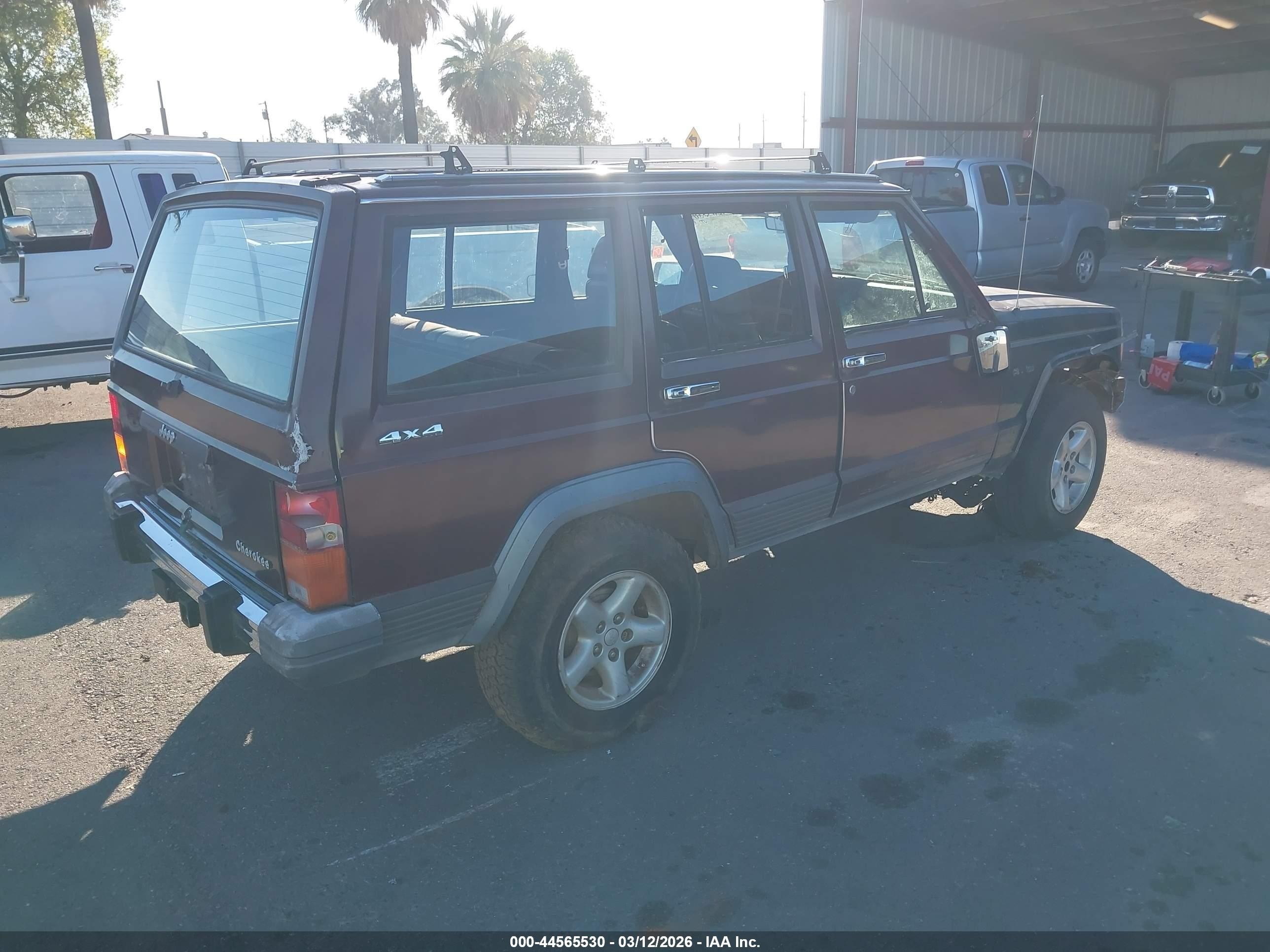 1988 Jeep Cherokee Laredo Burgundy vin: 1JCMT7842JT132829