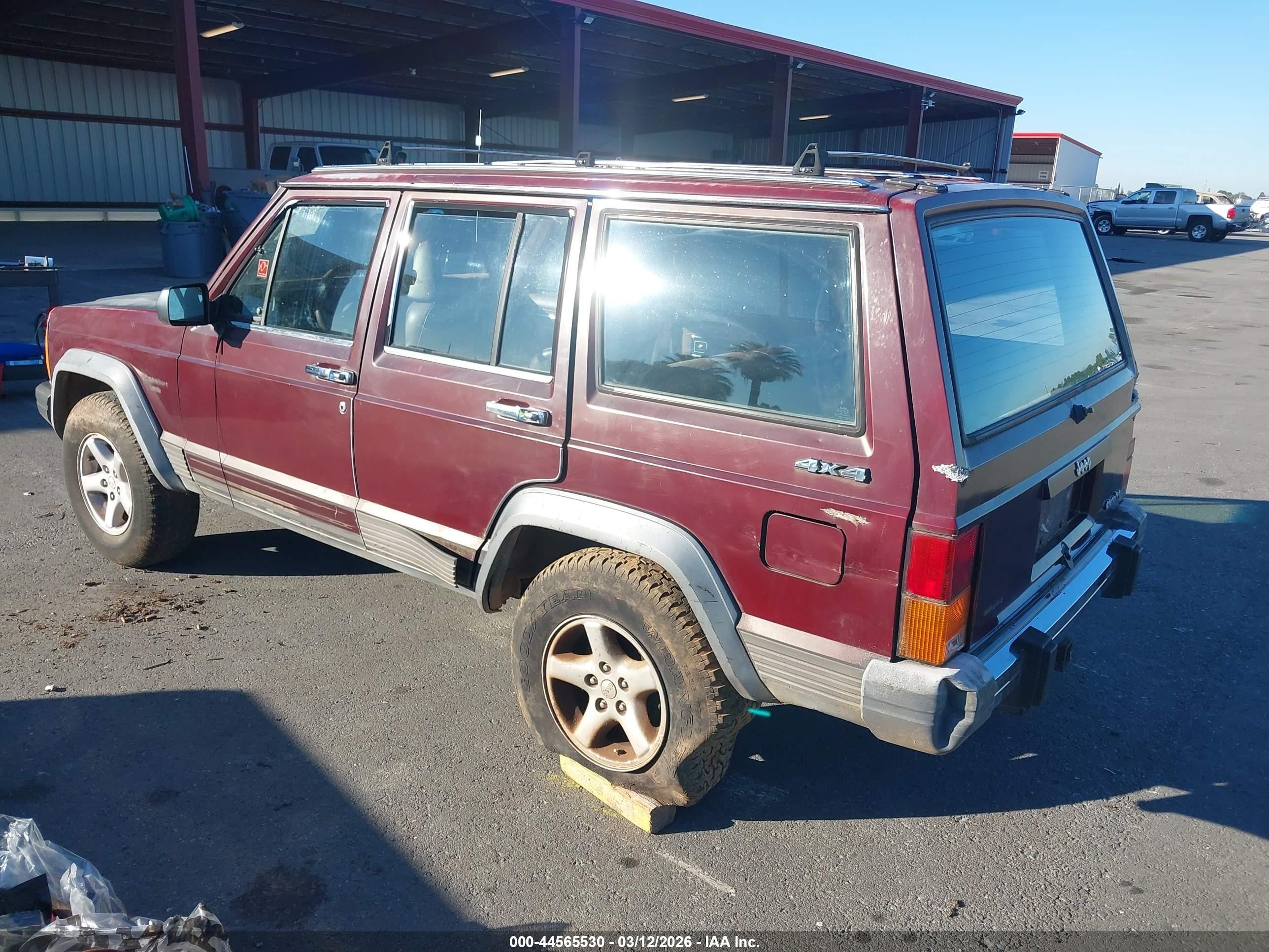 1988 Jeep Cherokee Laredo Burgundy vin: 1JCMT7842JT132829