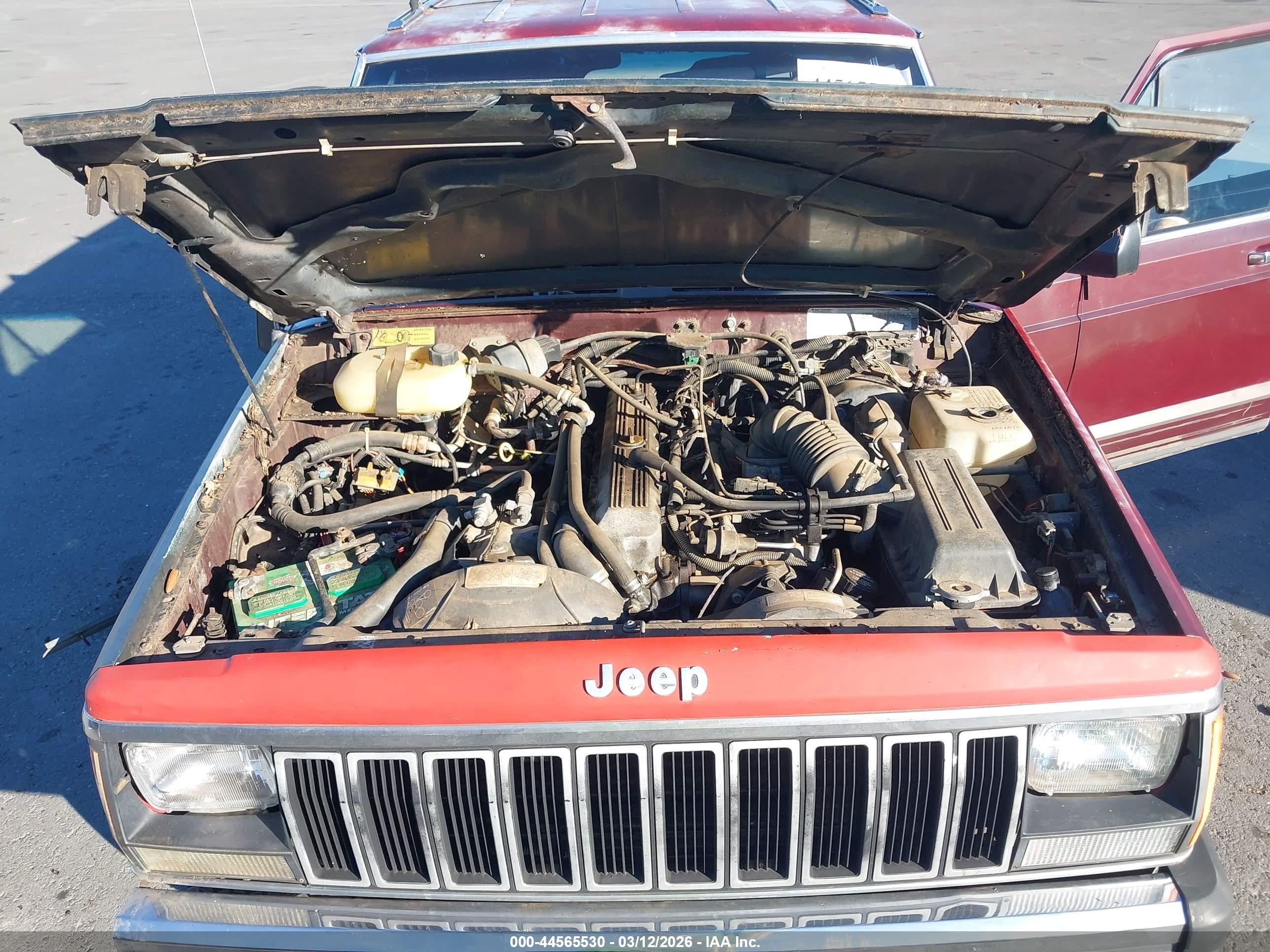 1988 Jeep Cherokee Laredo Burgundy vin: 1JCMT7842JT132829