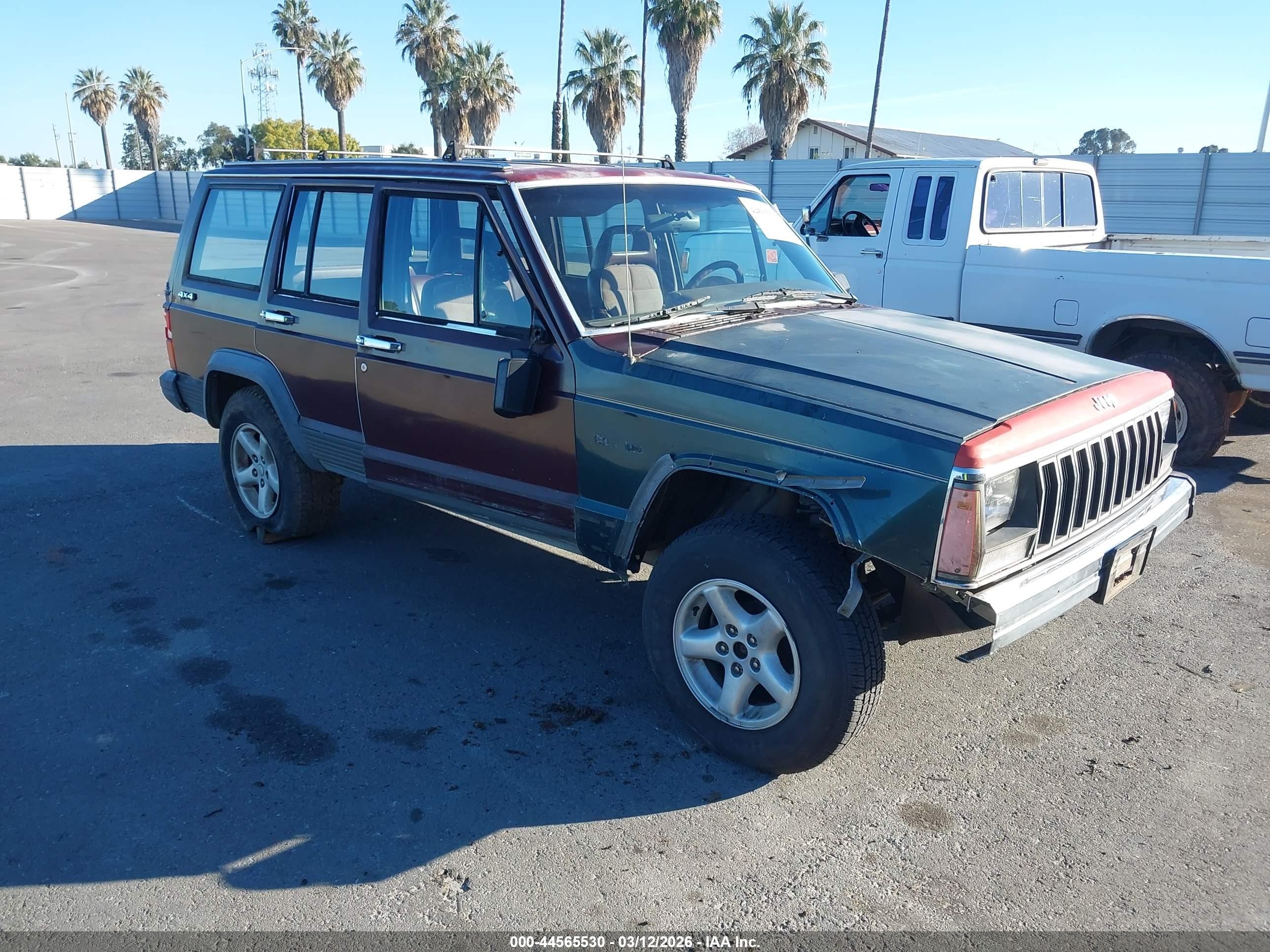 1988 Jeep Cherokee Laredo Бордовый vin: 1JCMT7842JT132829