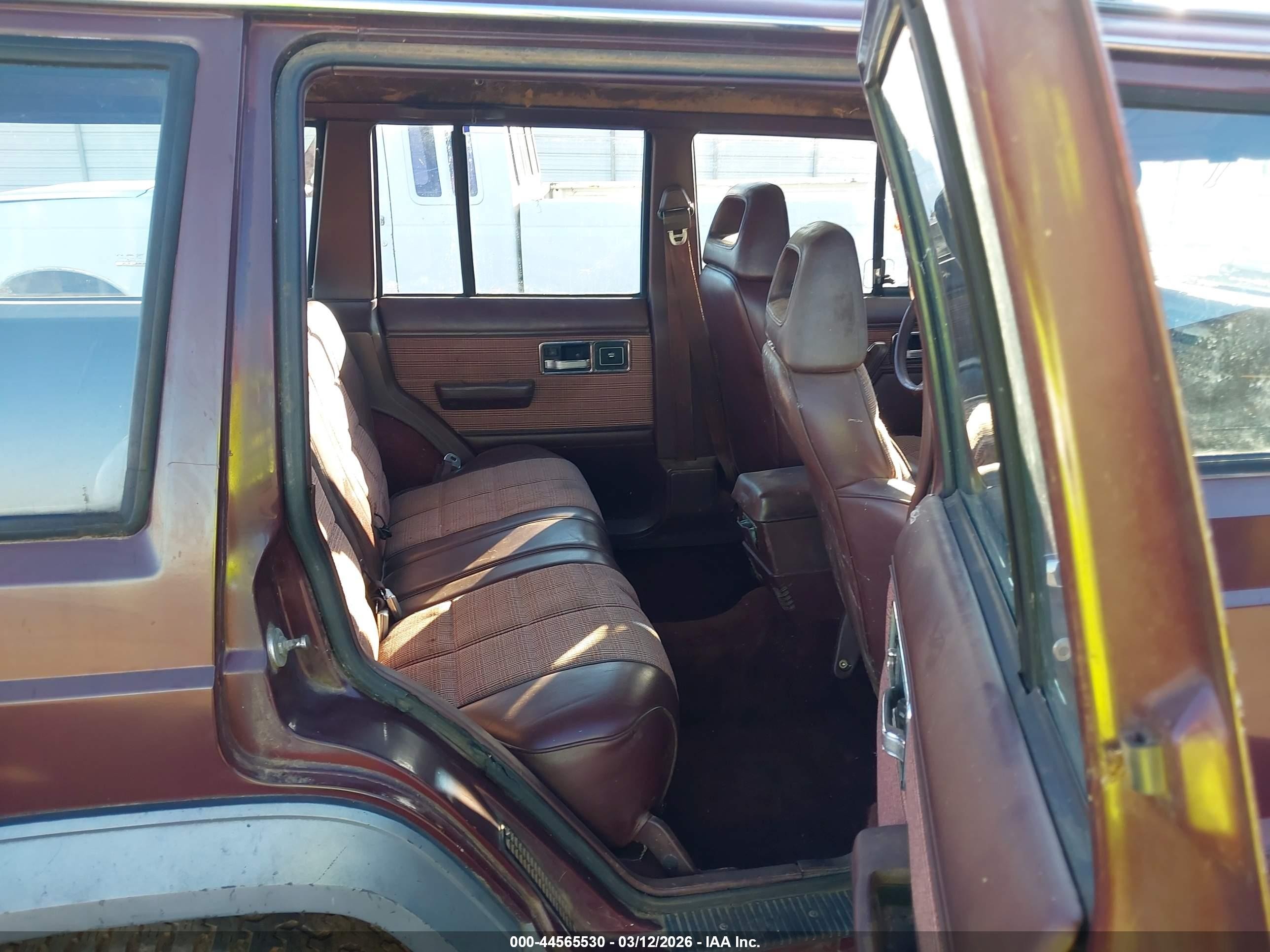 1988 Jeep Cherokee Laredo Burgundy vin: 1JCMT7842JT132829