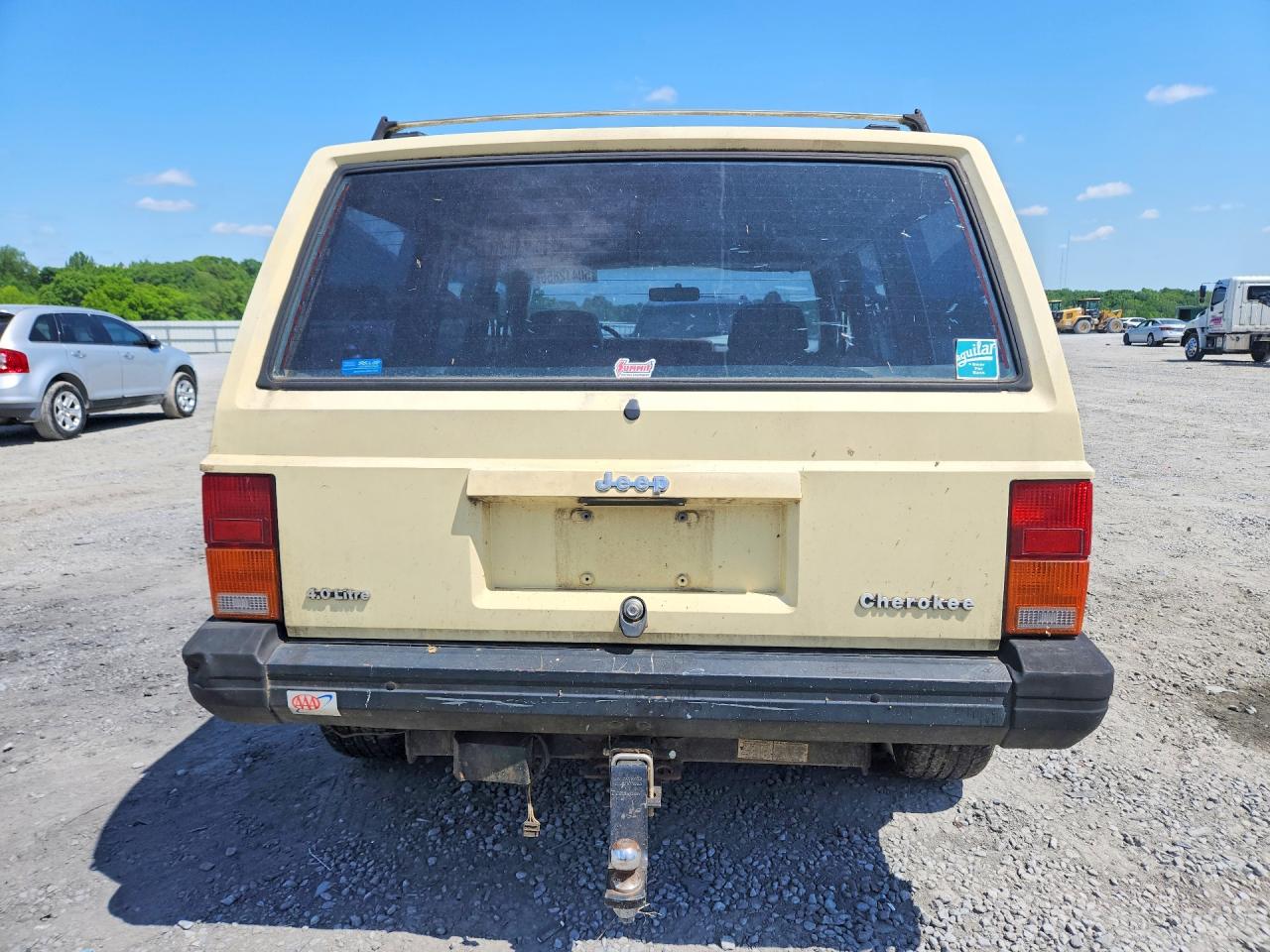 1988 Jeep Cherokee Cream vin: 1JCMW7416JT118175
