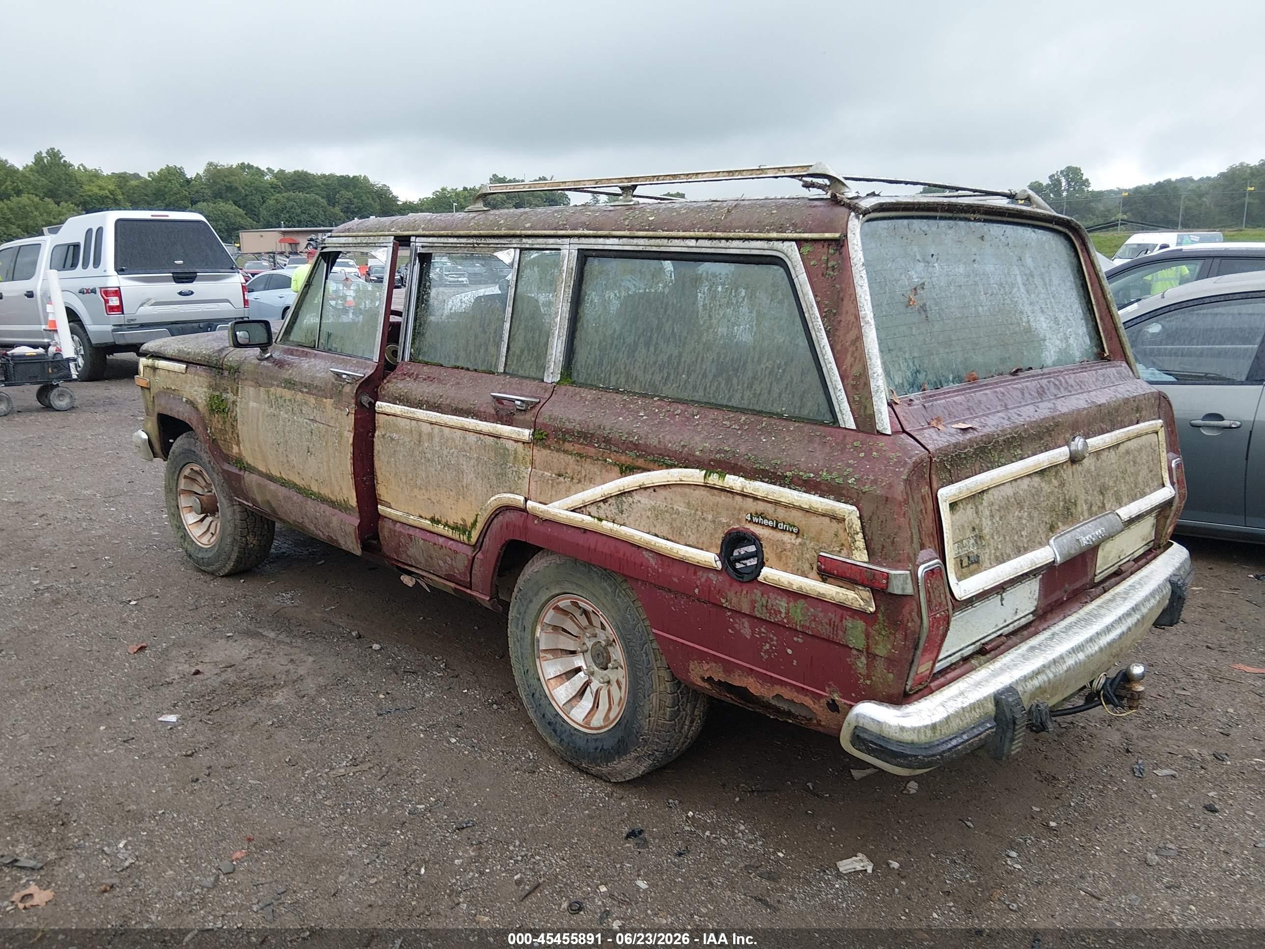 1985 Jeep Grand Wagoneer   Burgundy vin: 1JCNJ15N1FT011477