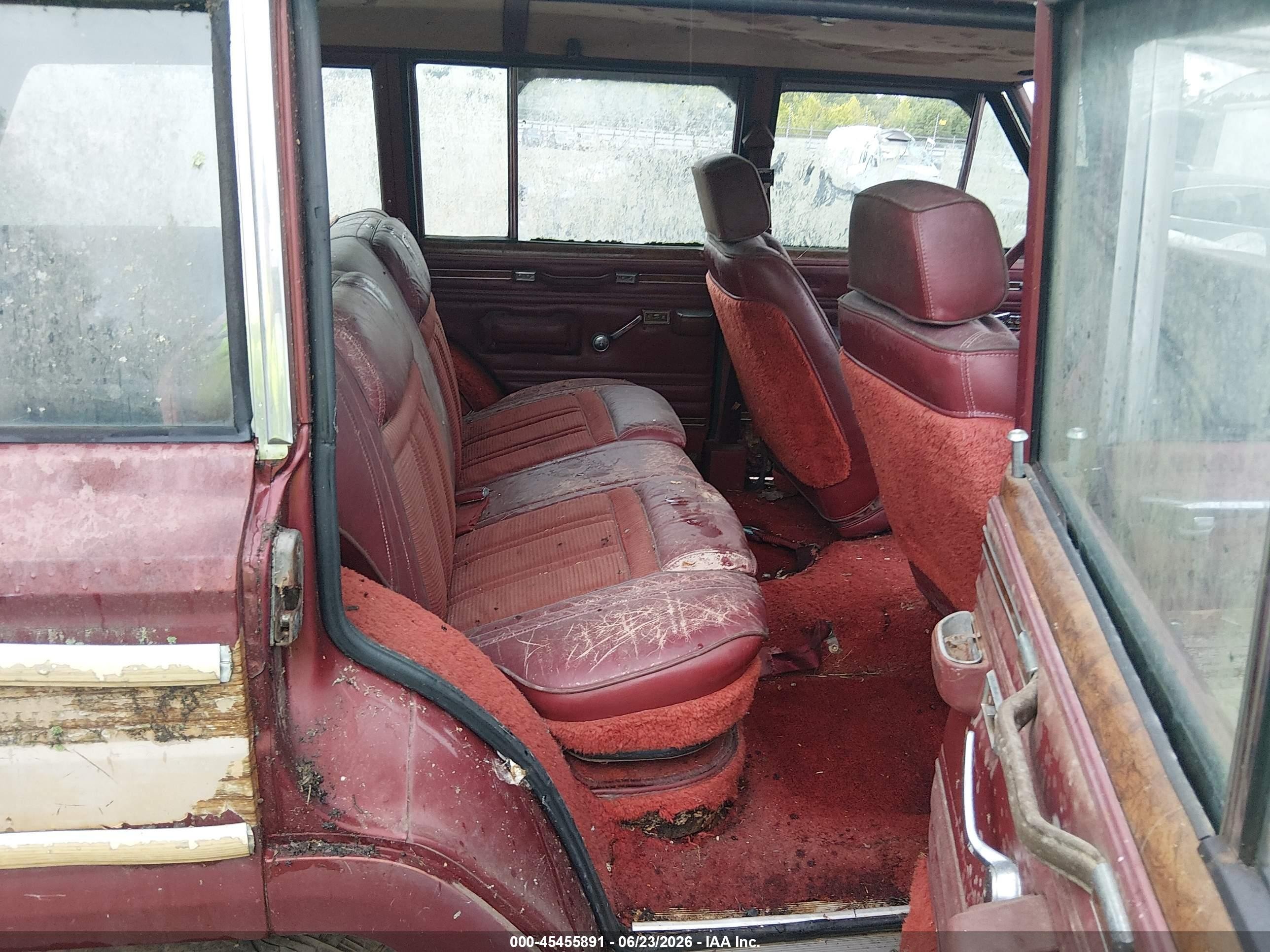 1985 Jeep Grand Wagoneer   Burgundy vin: 1JCNJ15N1FT011477
