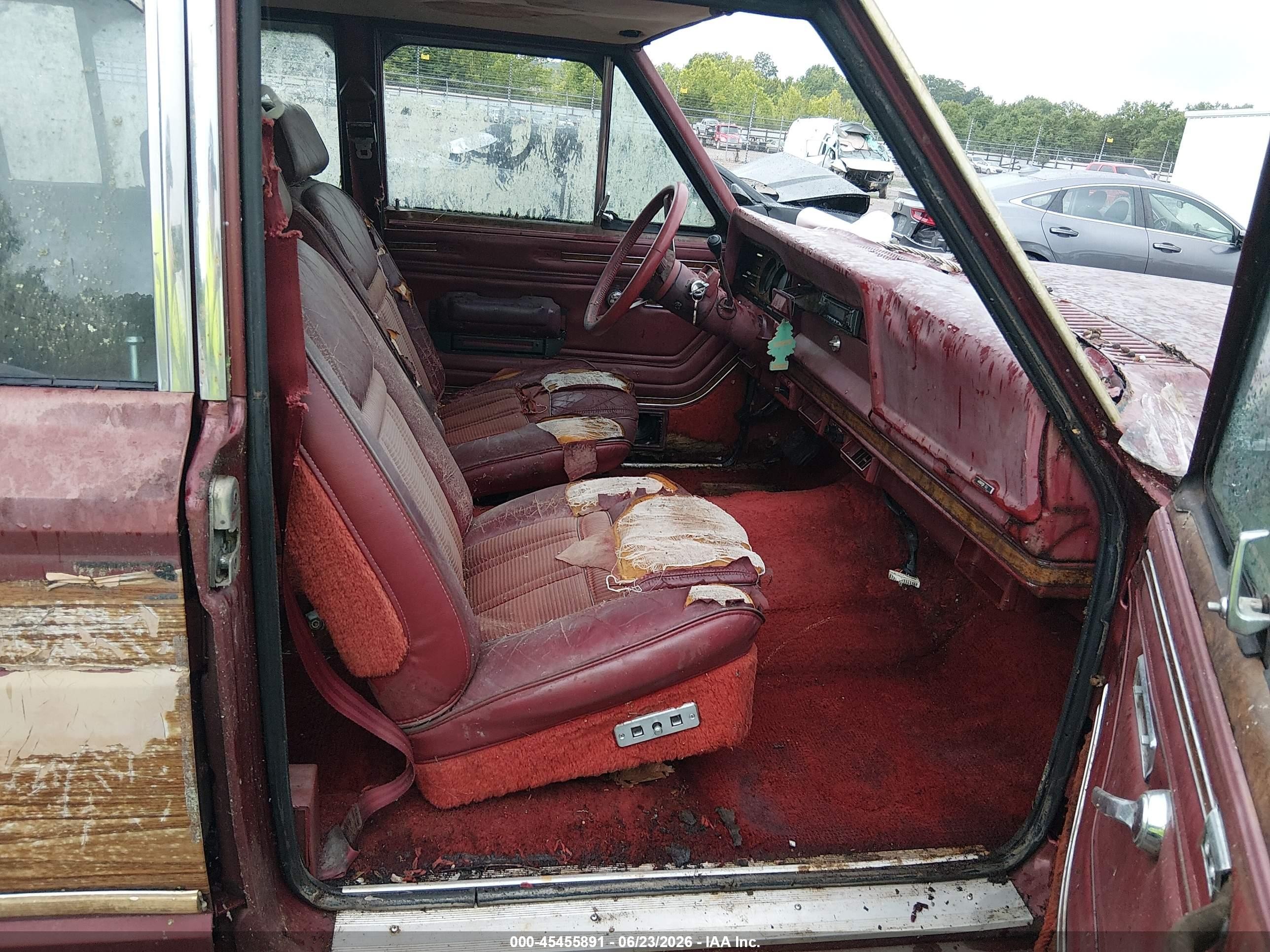 1985 Jeep Grand Wagoneer   Burgundy vin: 1JCNJ15N1FT011477