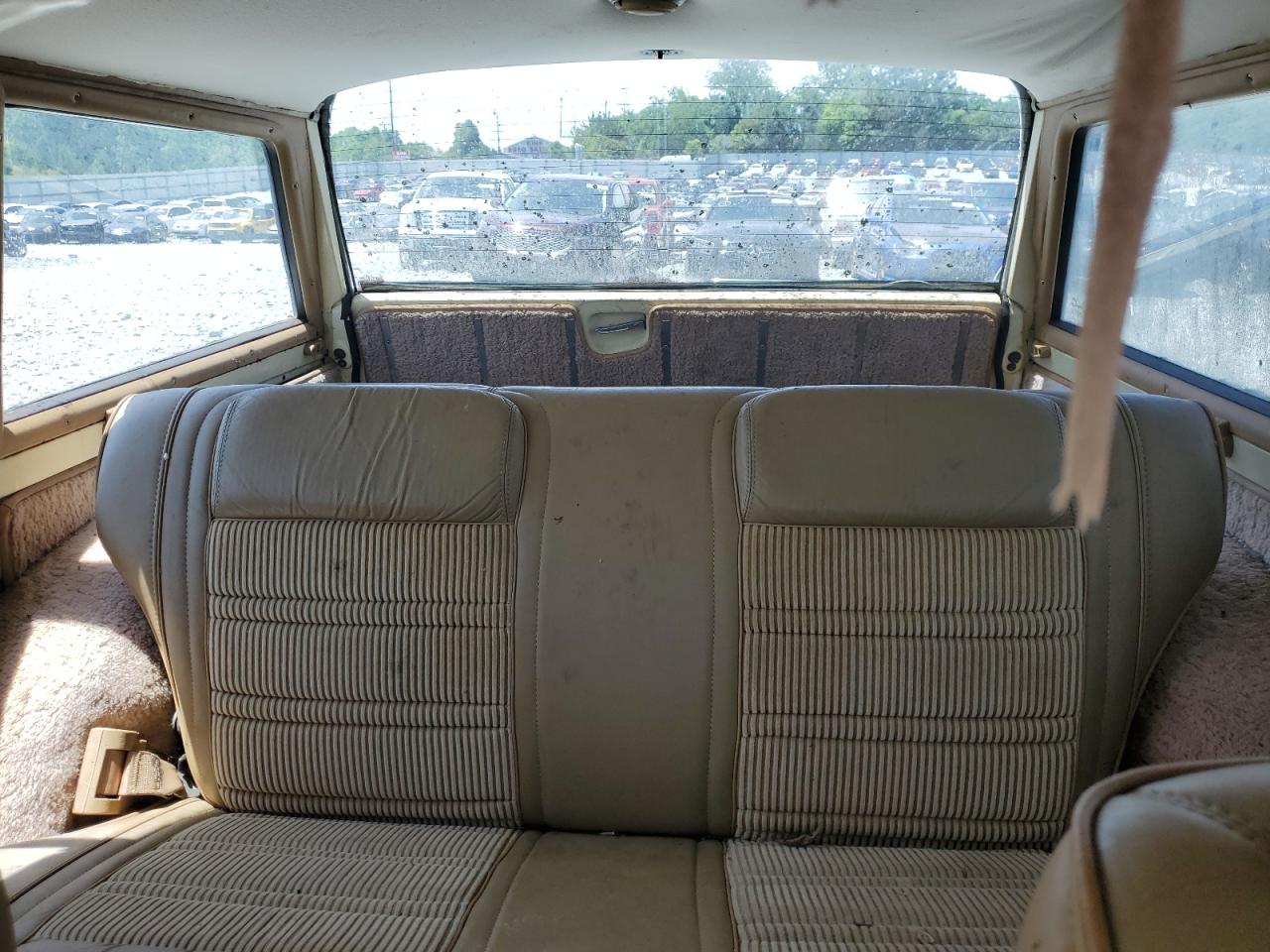 1988 Jeep Grand Wagoneer    Cream vin: 1JCNJ15U3JT159548