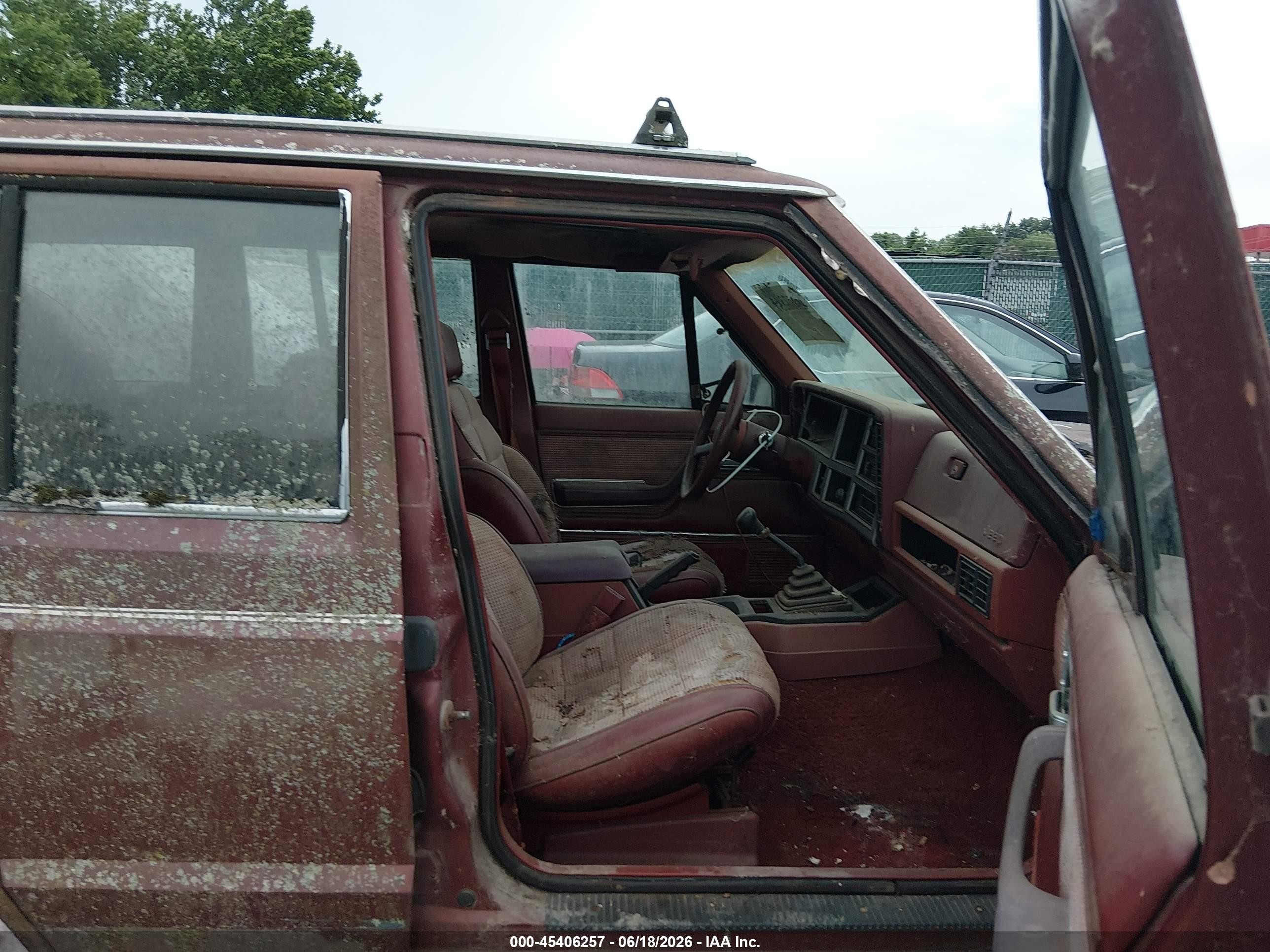 1985 Jeep Cherokee Laredo Burgundy vin: 1JCUL7844FT101878