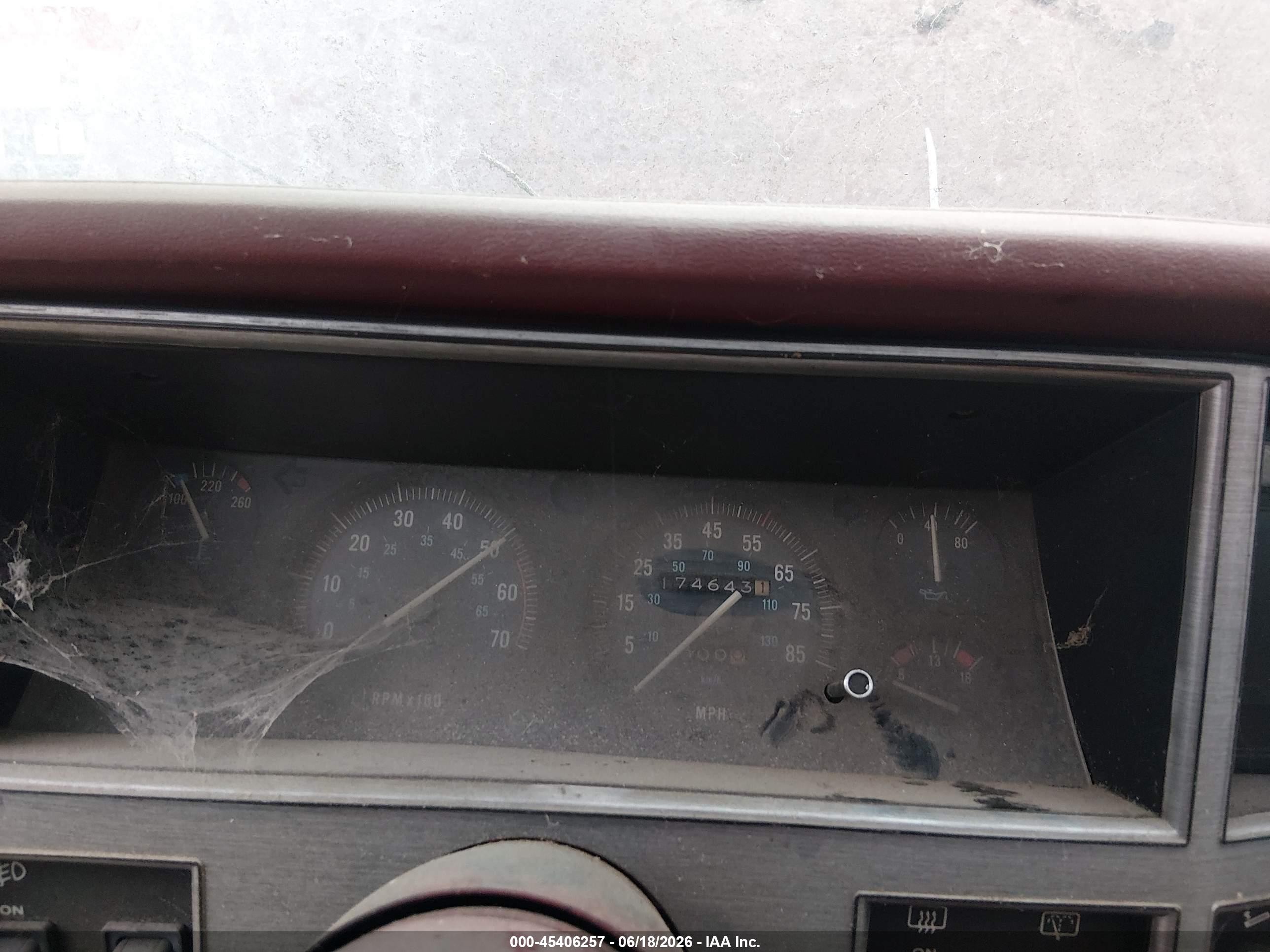 1985 Jeep Cherokee Laredo Burgundy vin: 1JCUL7844FT101878