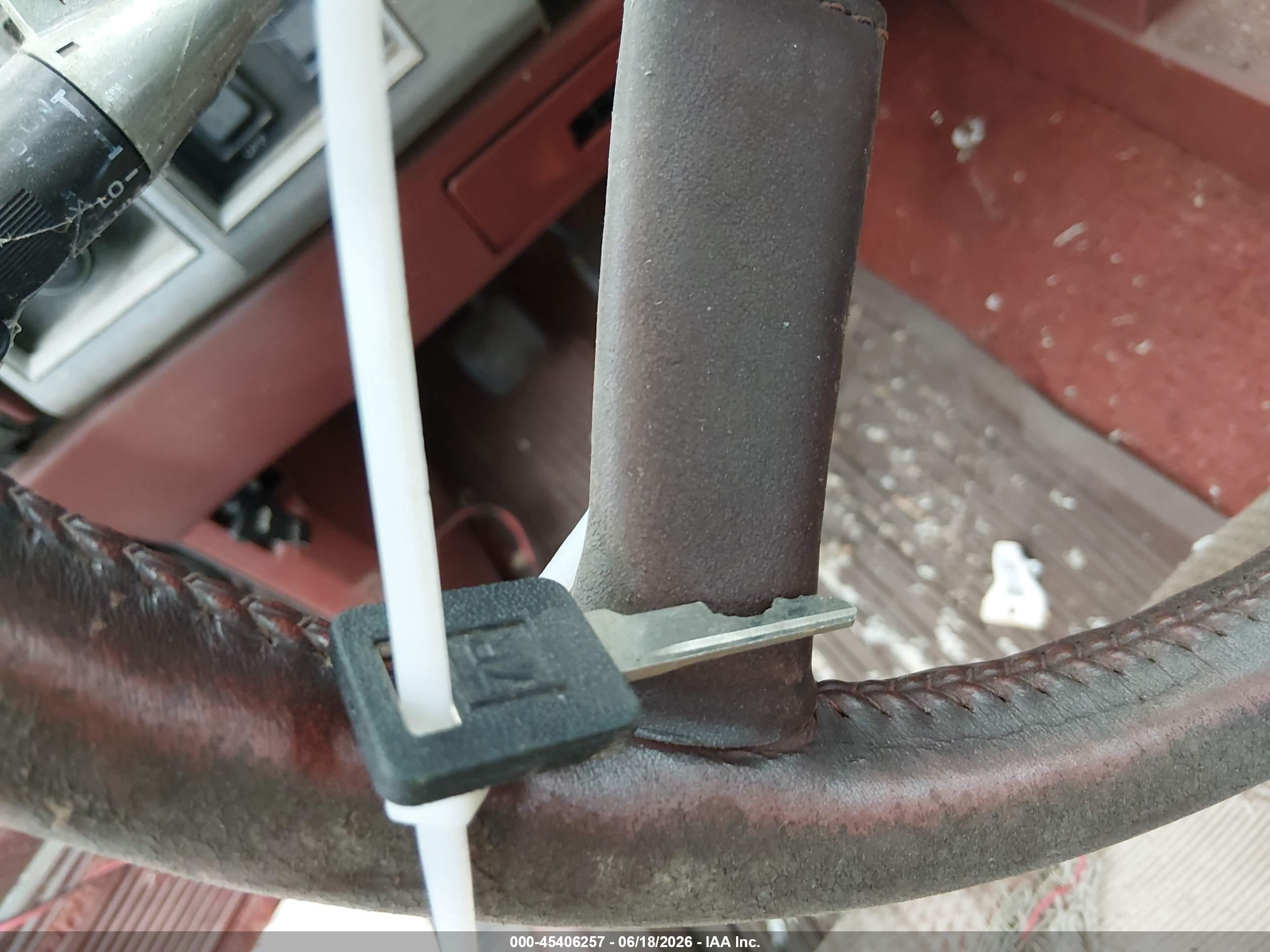 1985 Jeep Cherokee Laredo Burgundy vin: 1JCUL7844FT101878