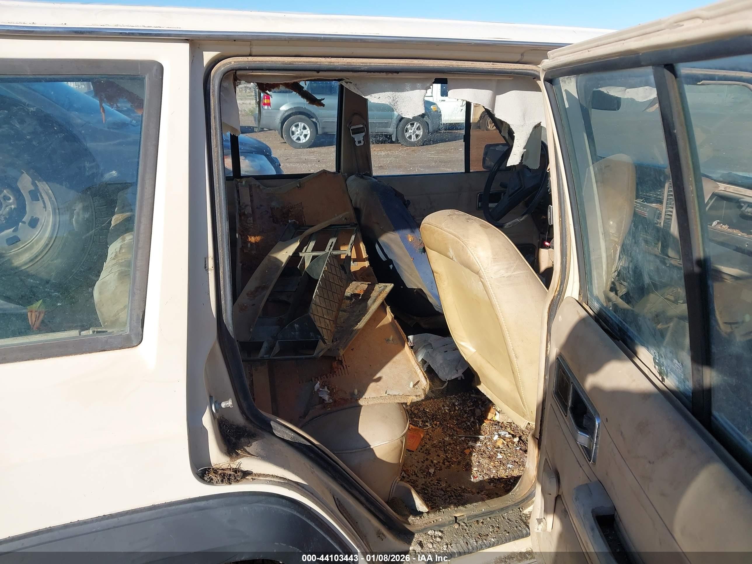 1984 Jeep Cherokee   Beige vin: 1JCWL7815ET090614