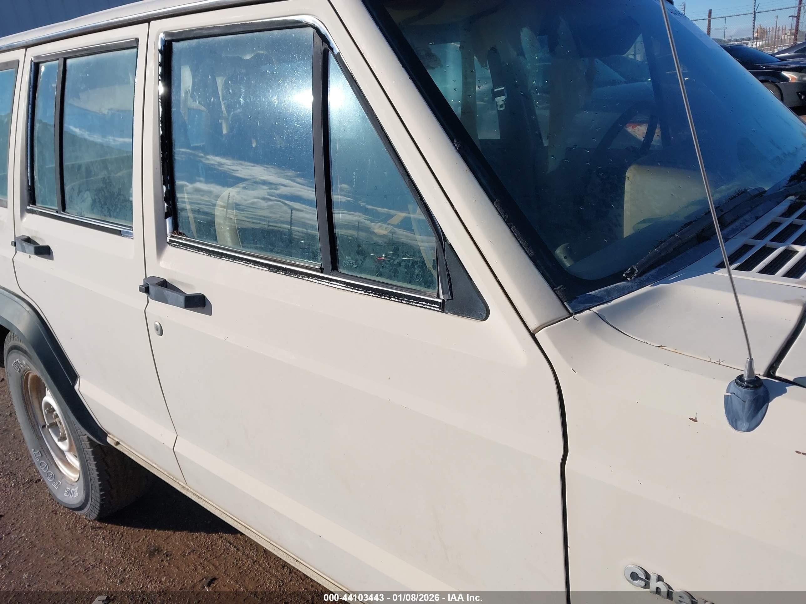 1984 Jeep Cherokee   Beige vin: 1JCWL7815ET090614