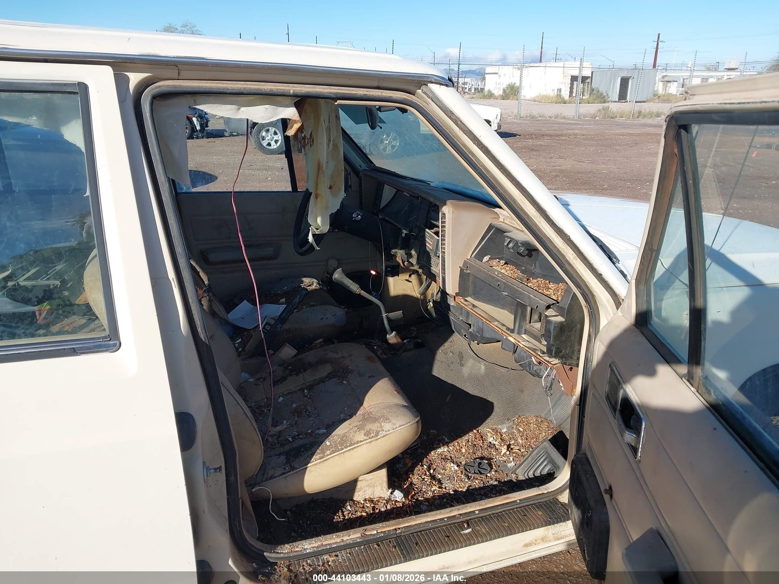 1984 Jeep Cherokee   Beige vin: 1JCWL7815ET090614