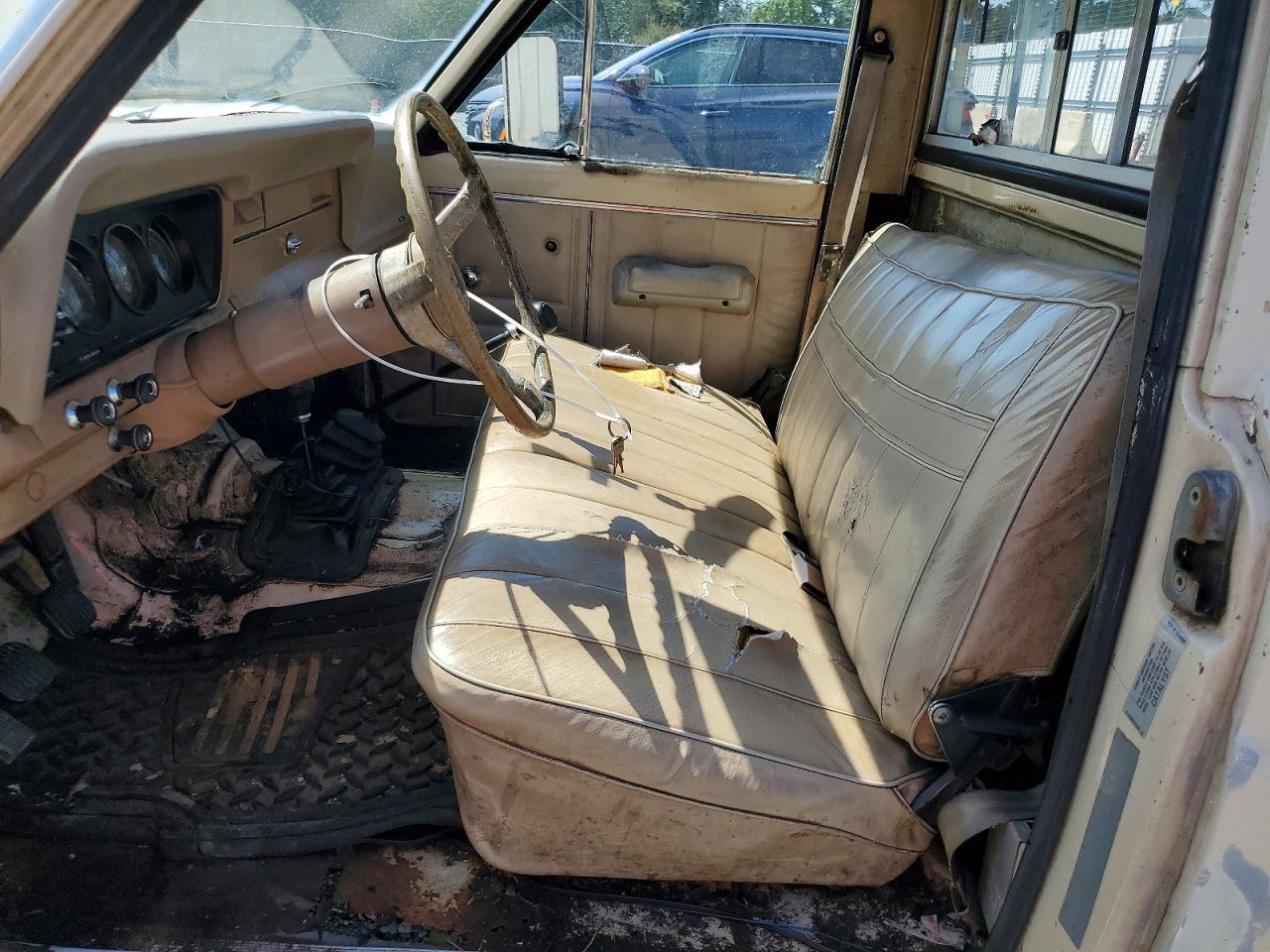 1984 Jeep Jeep Truck J10 Tan vin: 1JTCM26N9ET040503