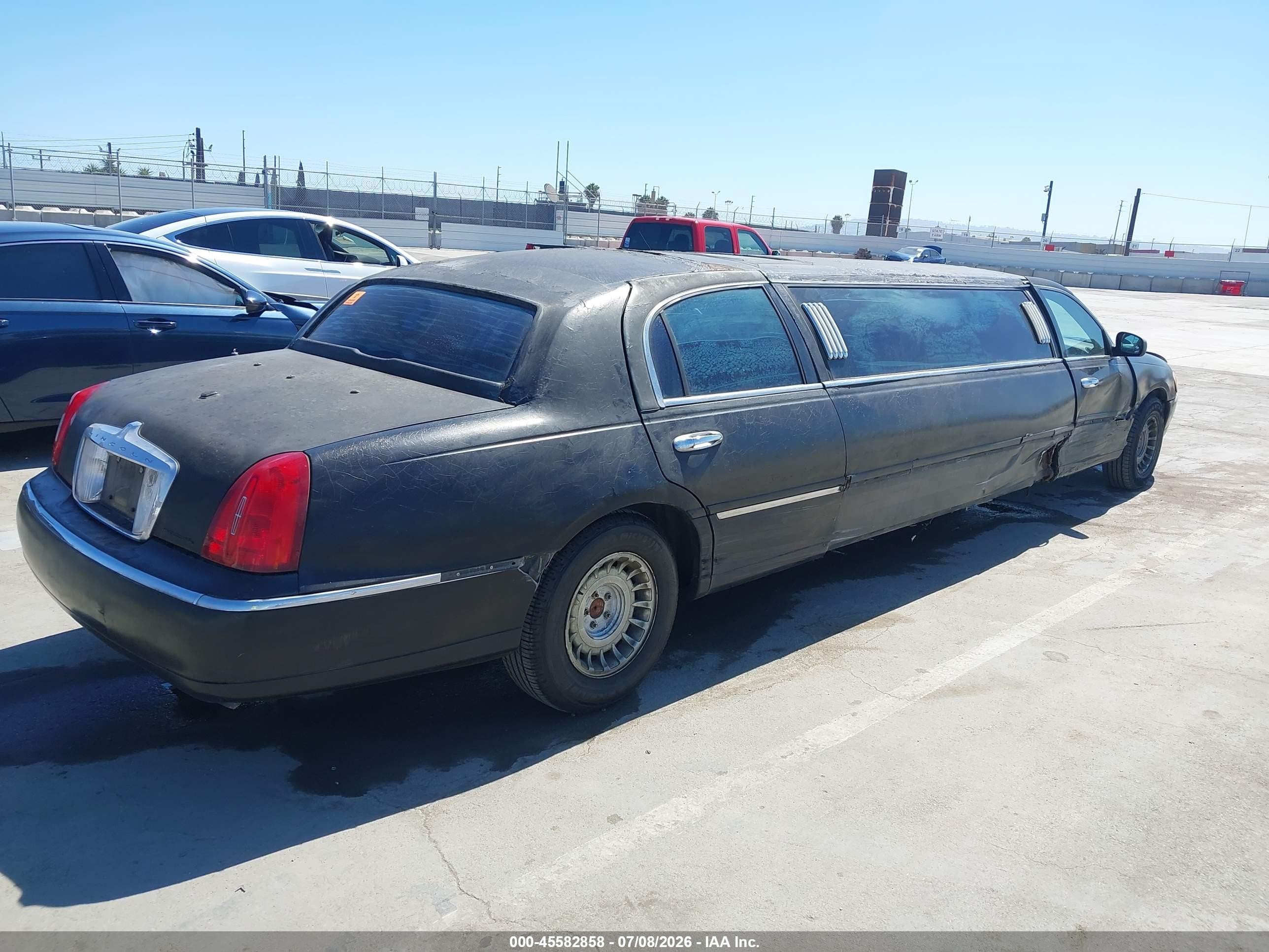 2000 Lincoln Town Car Signature Черный vin: 1L1FM81W3YY772549