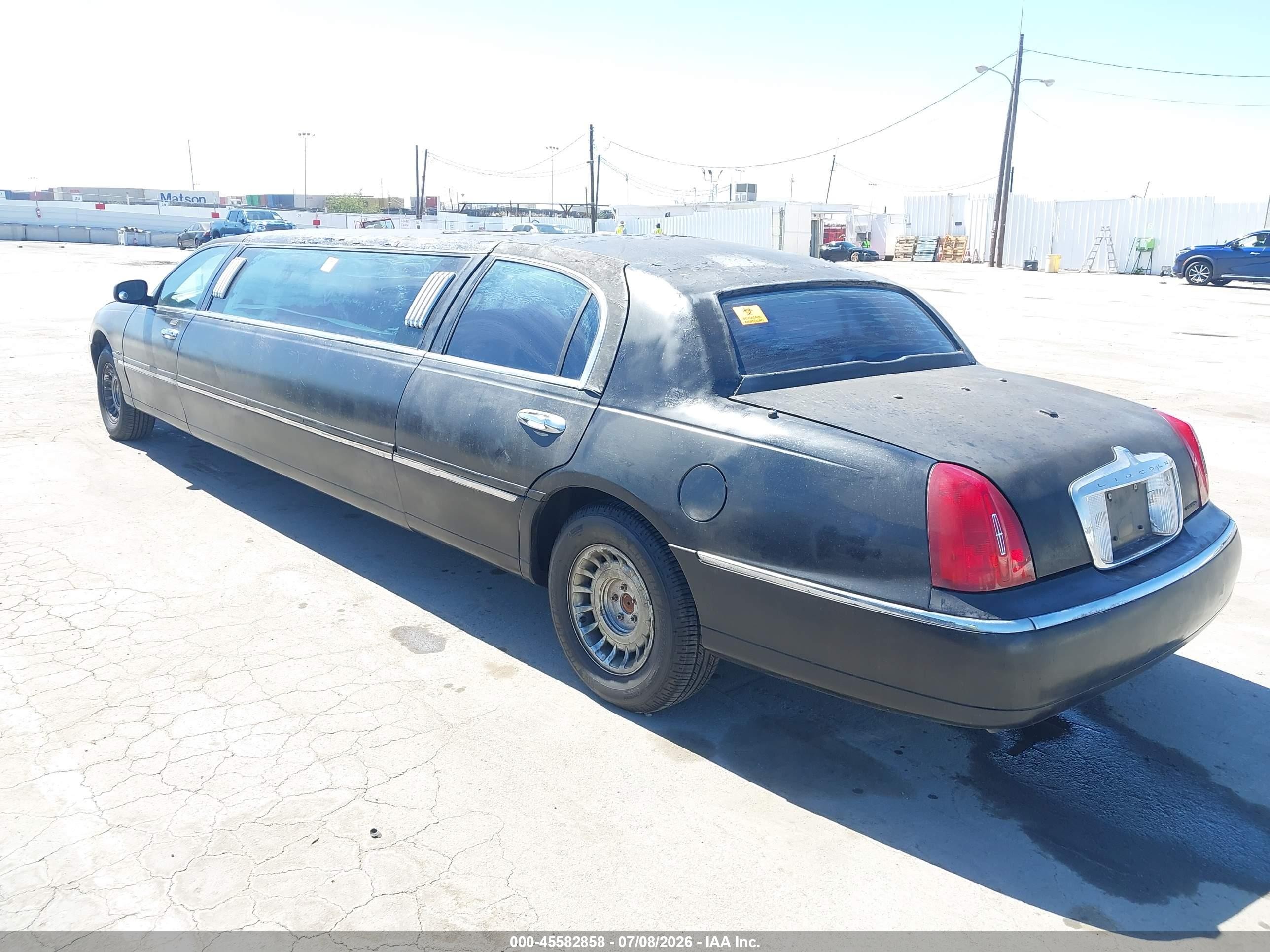 2000 Lincoln Town Car Signature Черный vin: 1L1FM81W3YY772549
