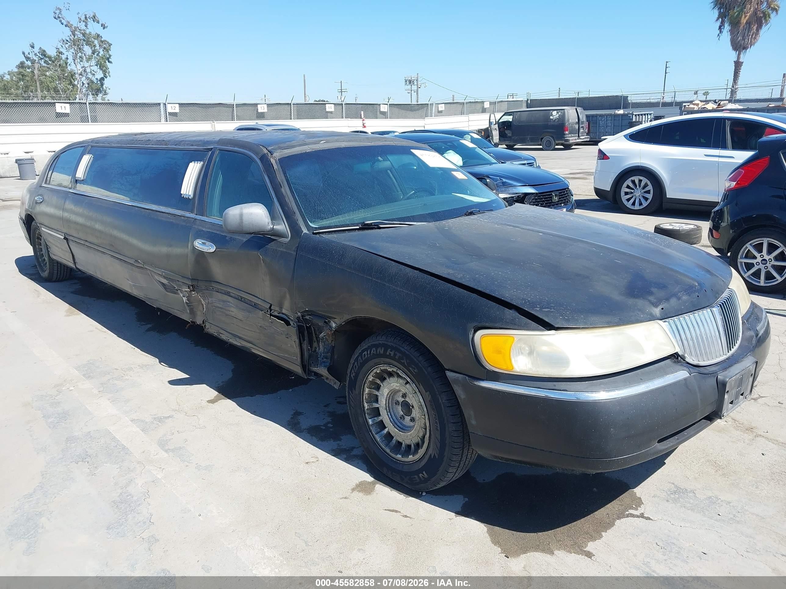 2000 Lincoln Town Car Signature Черный vin: 1L1FM81W3YY772549