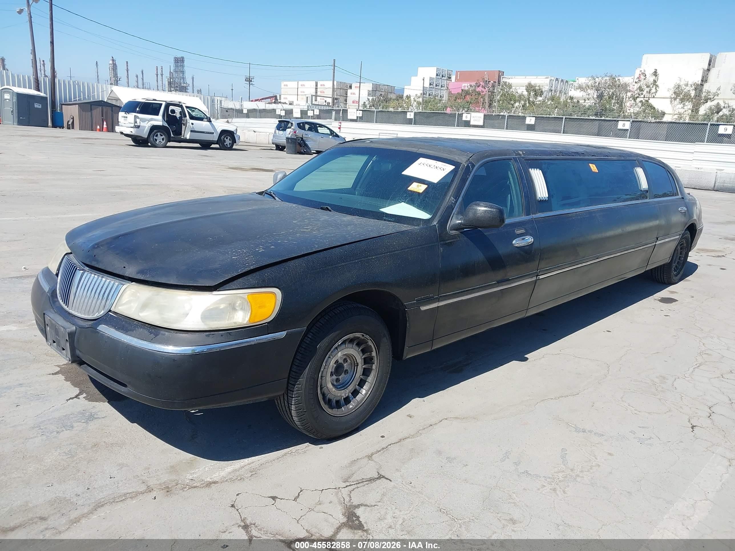 2000 Lincoln Town Car Signature Черный vin: 1L1FM81W3YY772549