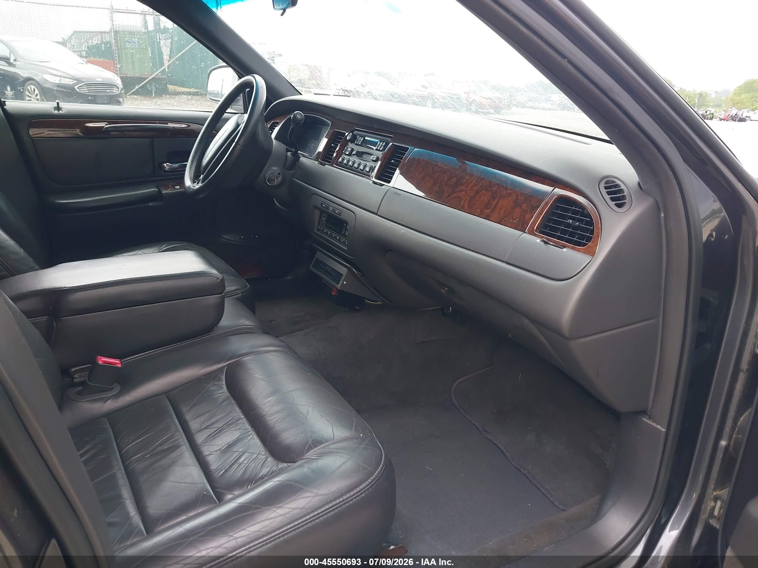 2000 Lincoln Town Car Signature Gray vin: 1L1FM81W7YY761599