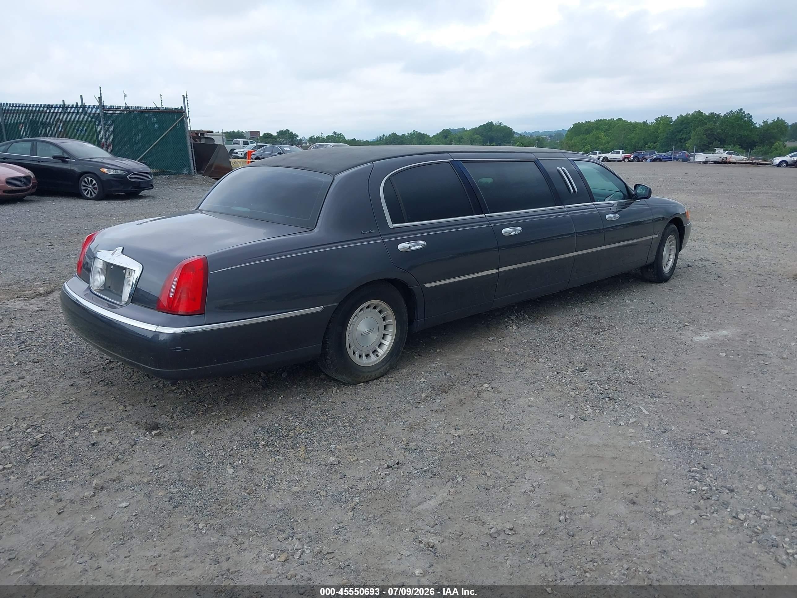 2000 Lincoln Town Car Signature Gray vin: 1L1FM81W7YY761599