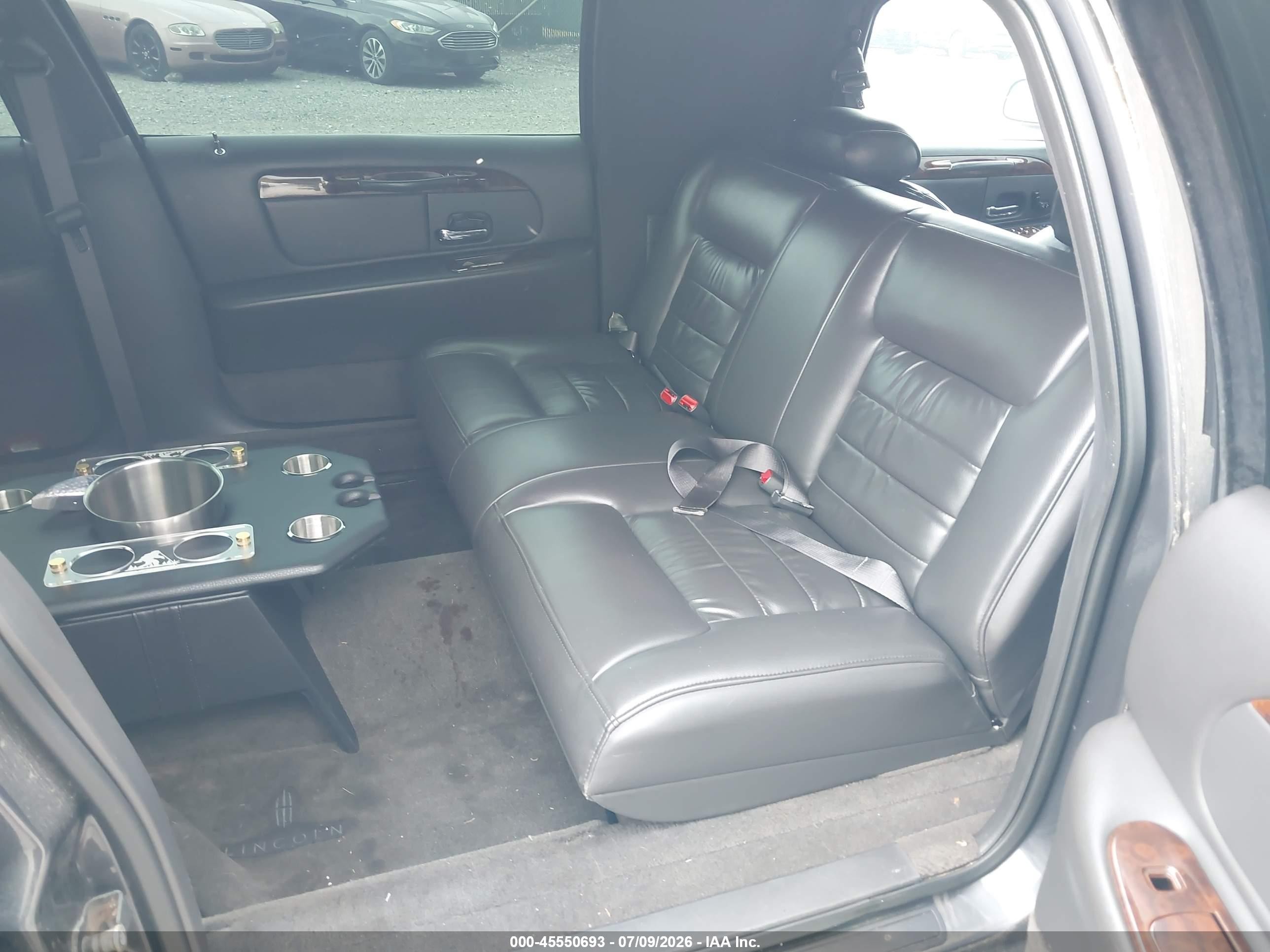 2000 Lincoln Town Car Signature Gray vin: 1L1FM81W7YY761599