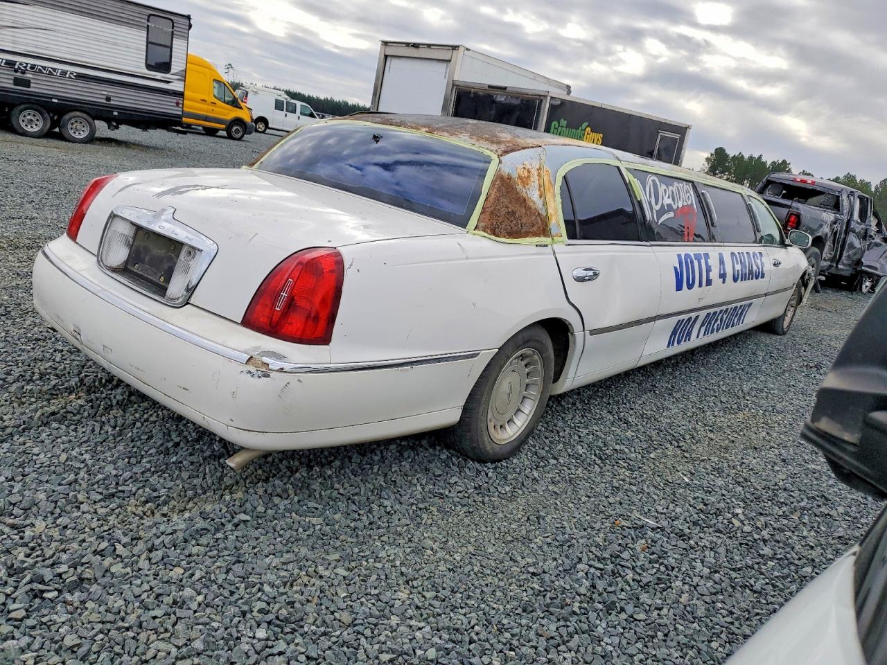 1998 Lincoln Town Car Limousine White vin: 1L1FM81W8WY611515