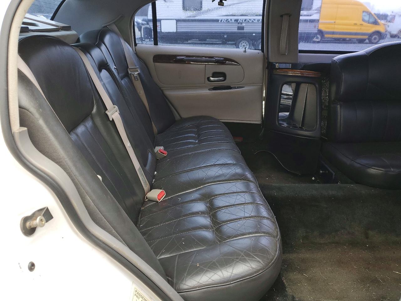 1998 Lincoln Town Car Limousine White vin: 1L1FM81W8WY611515