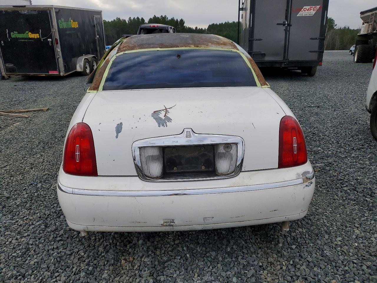 1998 Lincoln Town Car Limousine White vin: 1L1FM81W8WY611515