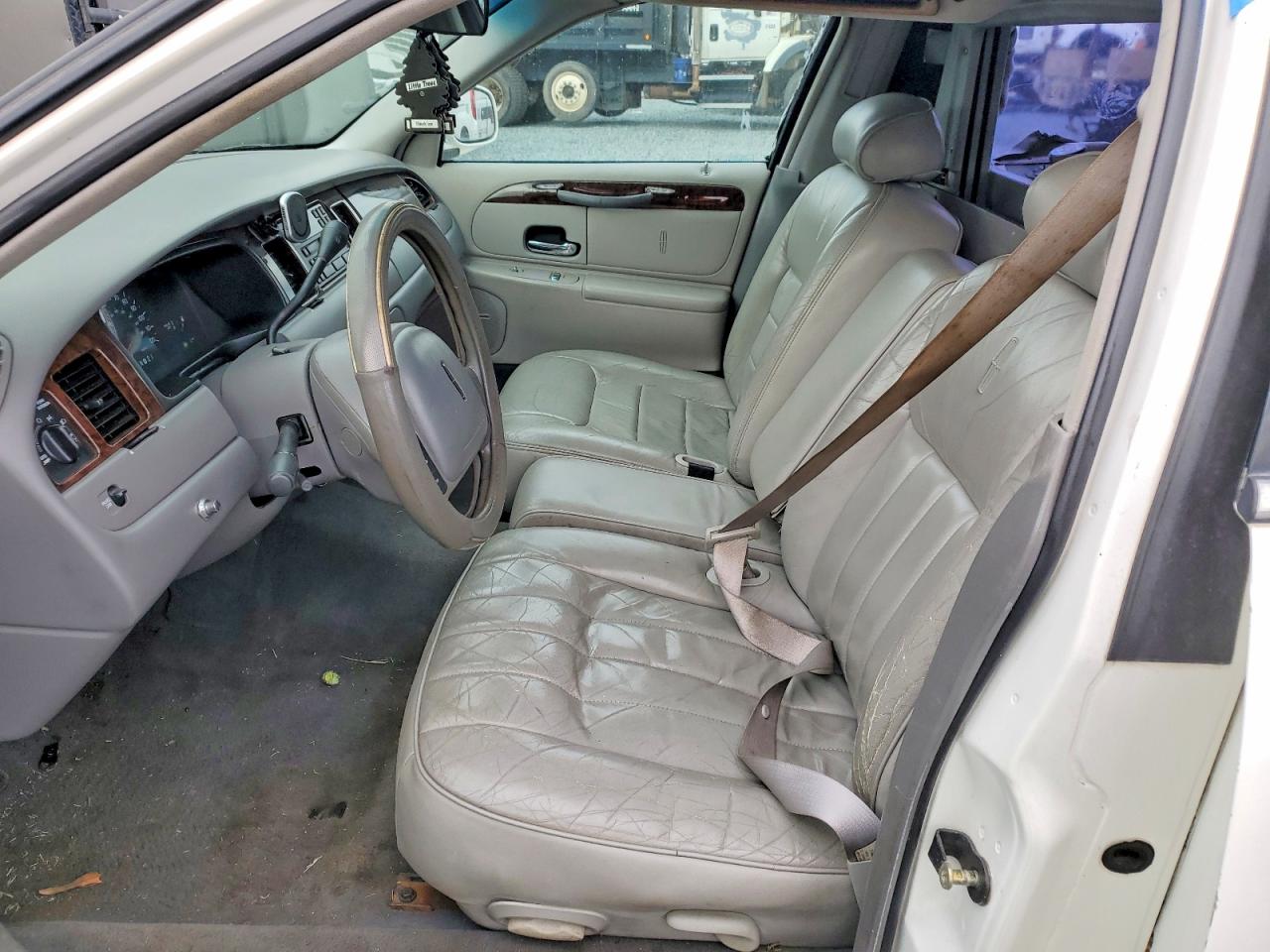 1998 Lincoln Town Car Limousine White vin: 1L1FM81W8WY611515