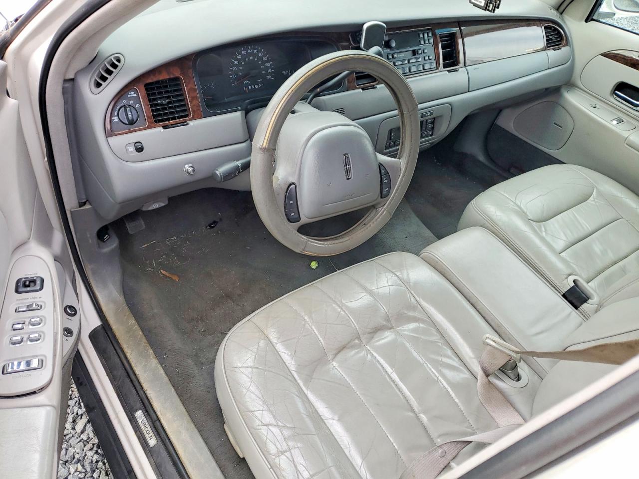 1998 Lincoln Town Car Limousine White vin: 1L1FM81W8WY611515