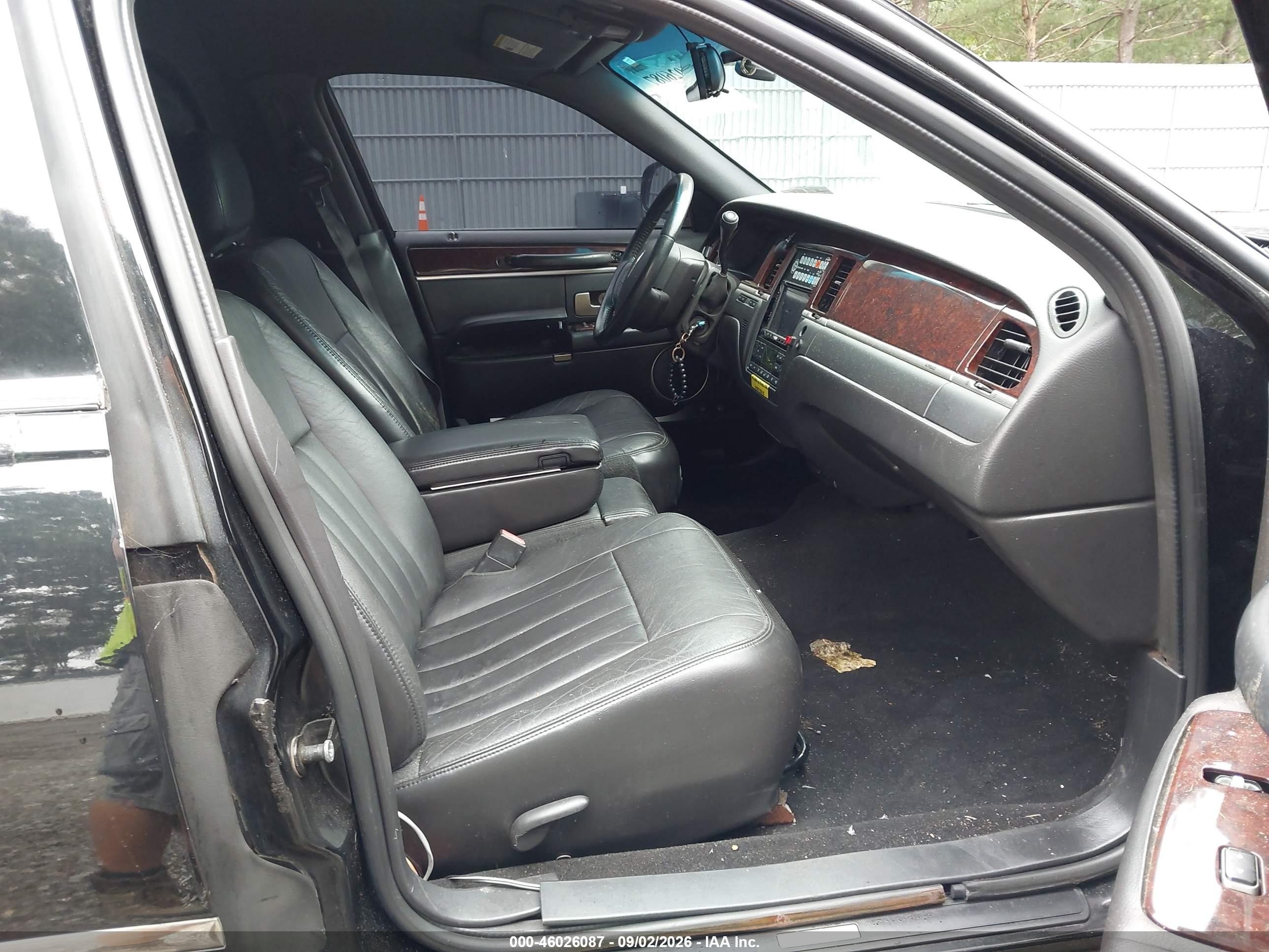 2006 Lincoln Town Car Executive Черный vin: 1L1FM88W66Y650190
