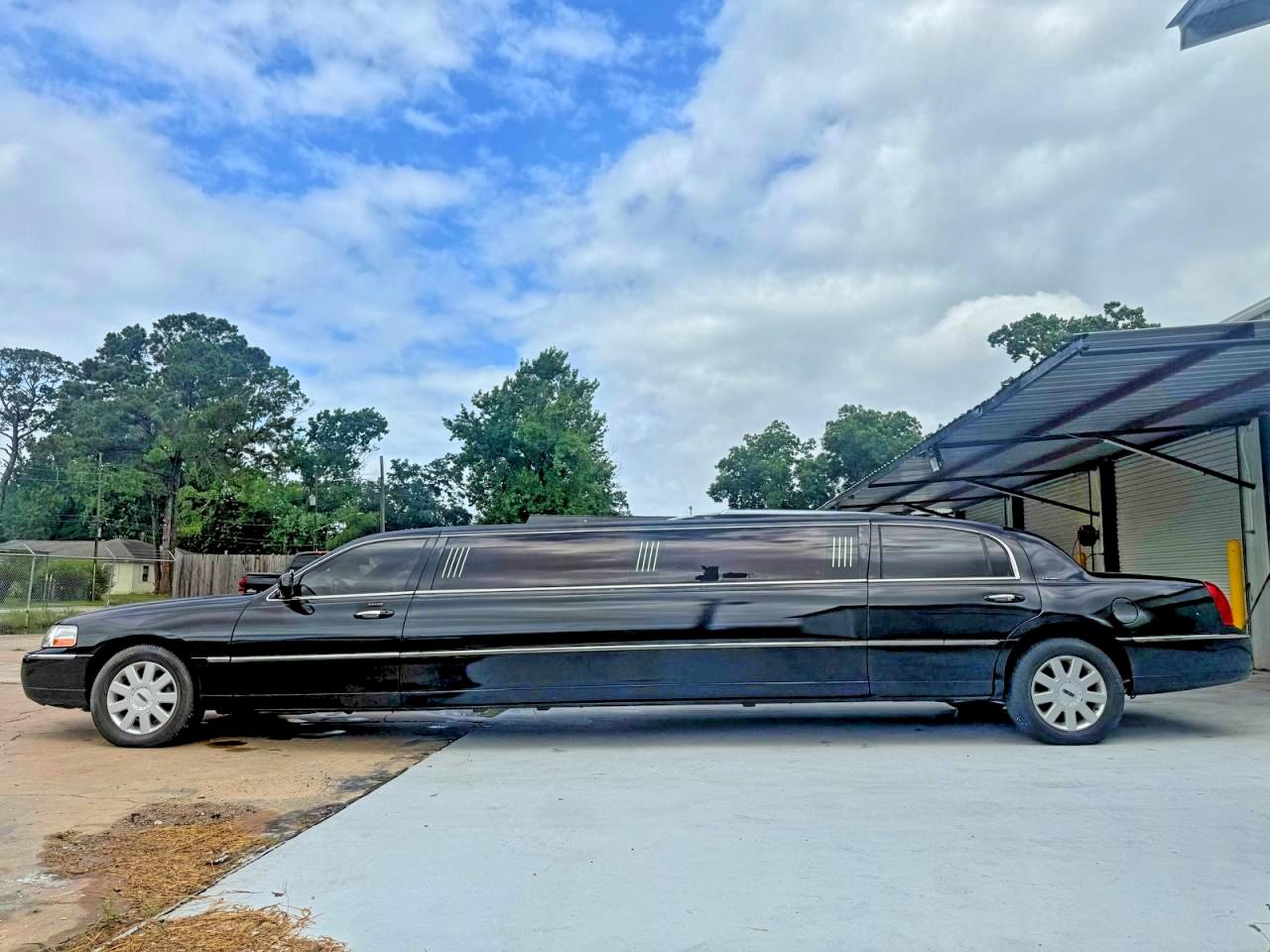 2005 Lincoln Town Car Executive Black vin: 1L1FM88W85Y609574