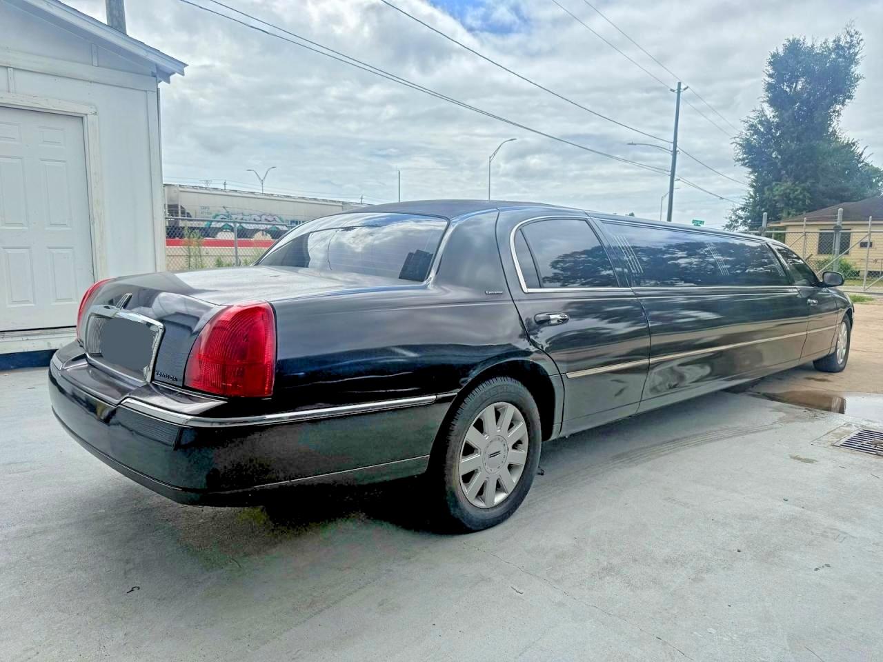 2005 Lincoln Town Car Executive Black vin: 1L1FM88W85Y609574