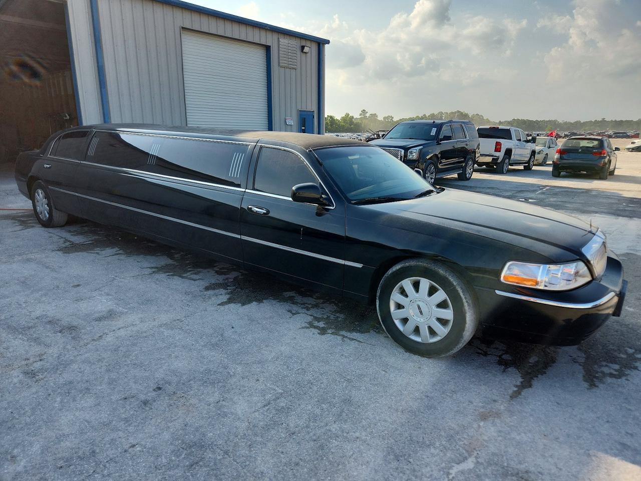 2005 Lincoln Town Car Executive Black vin: 1L1FM88W85Y609574